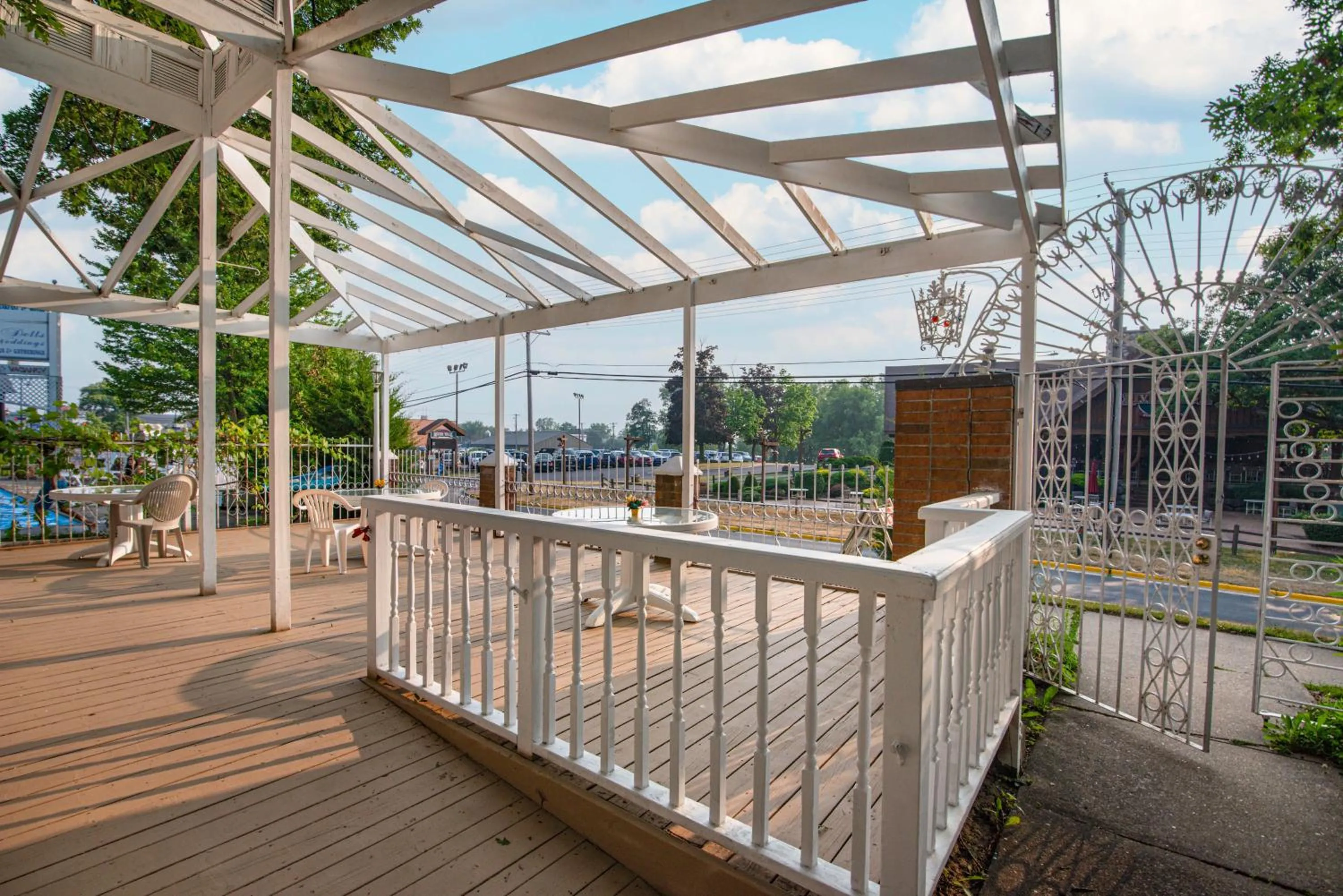 Balcony/Terrace in White Rose Inns & Motel