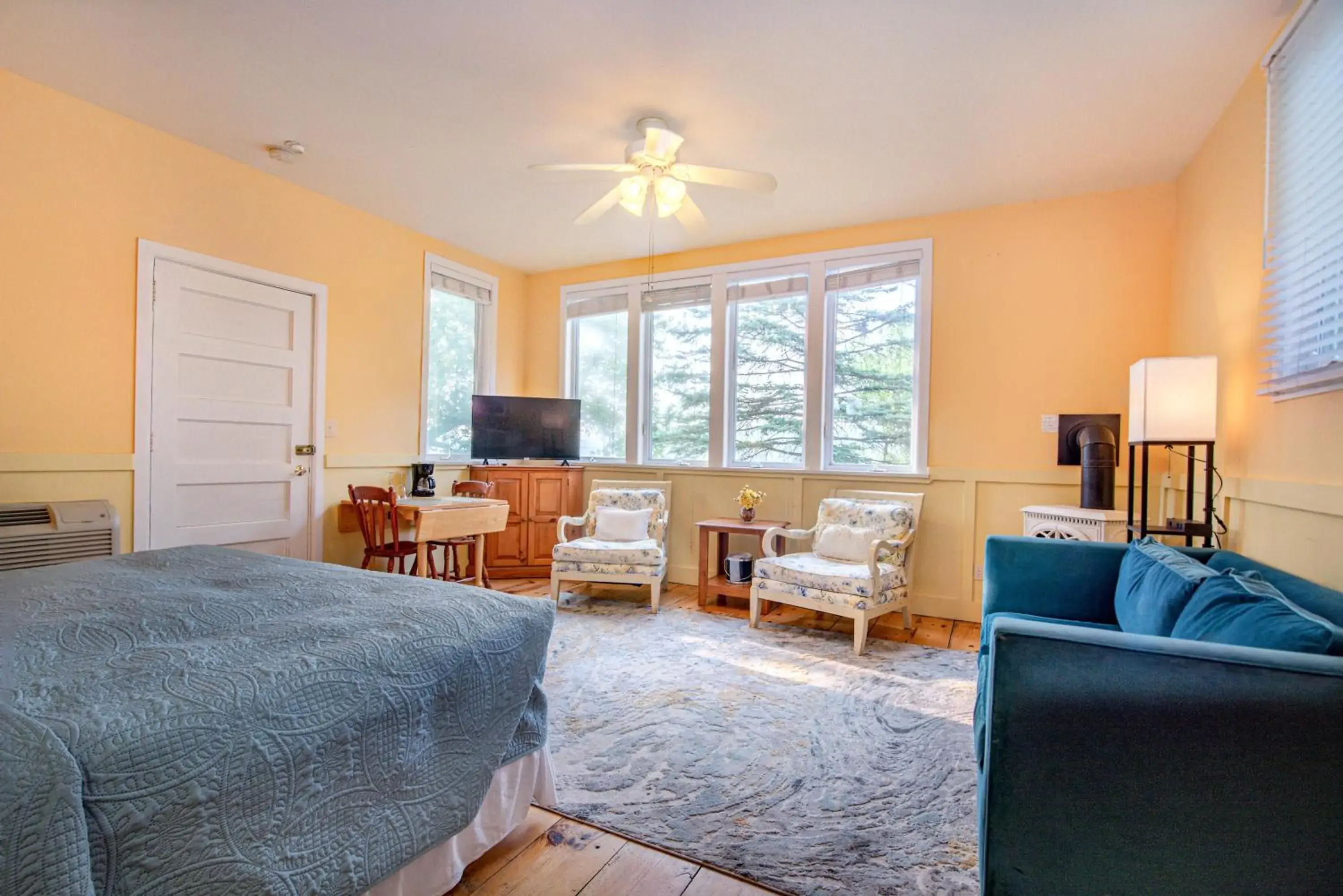 King Room with Lake View in White Rose Inns & Motel King Room with Lake View in White Rose Inns & Motel