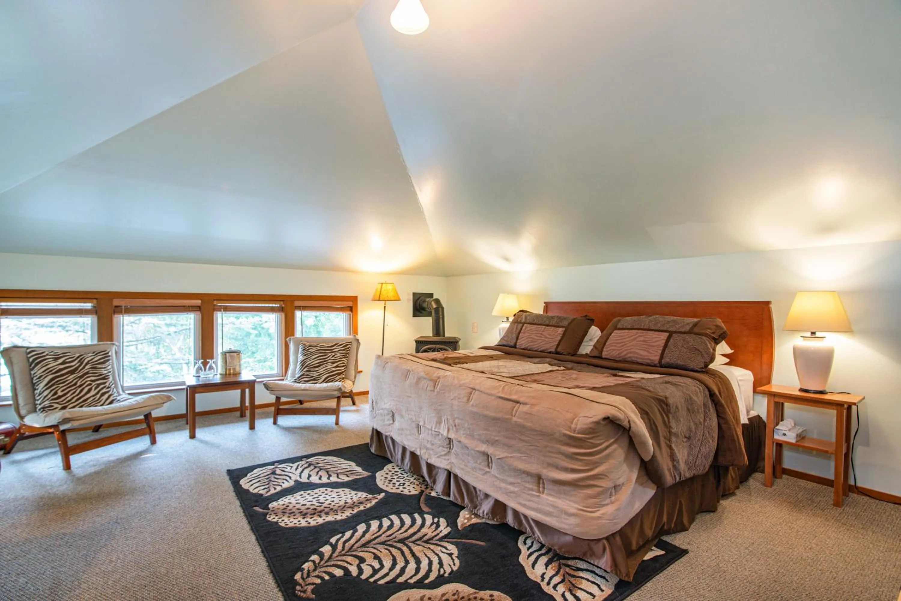 Photo of the whole room, Bed in White Rose Inns & Motel