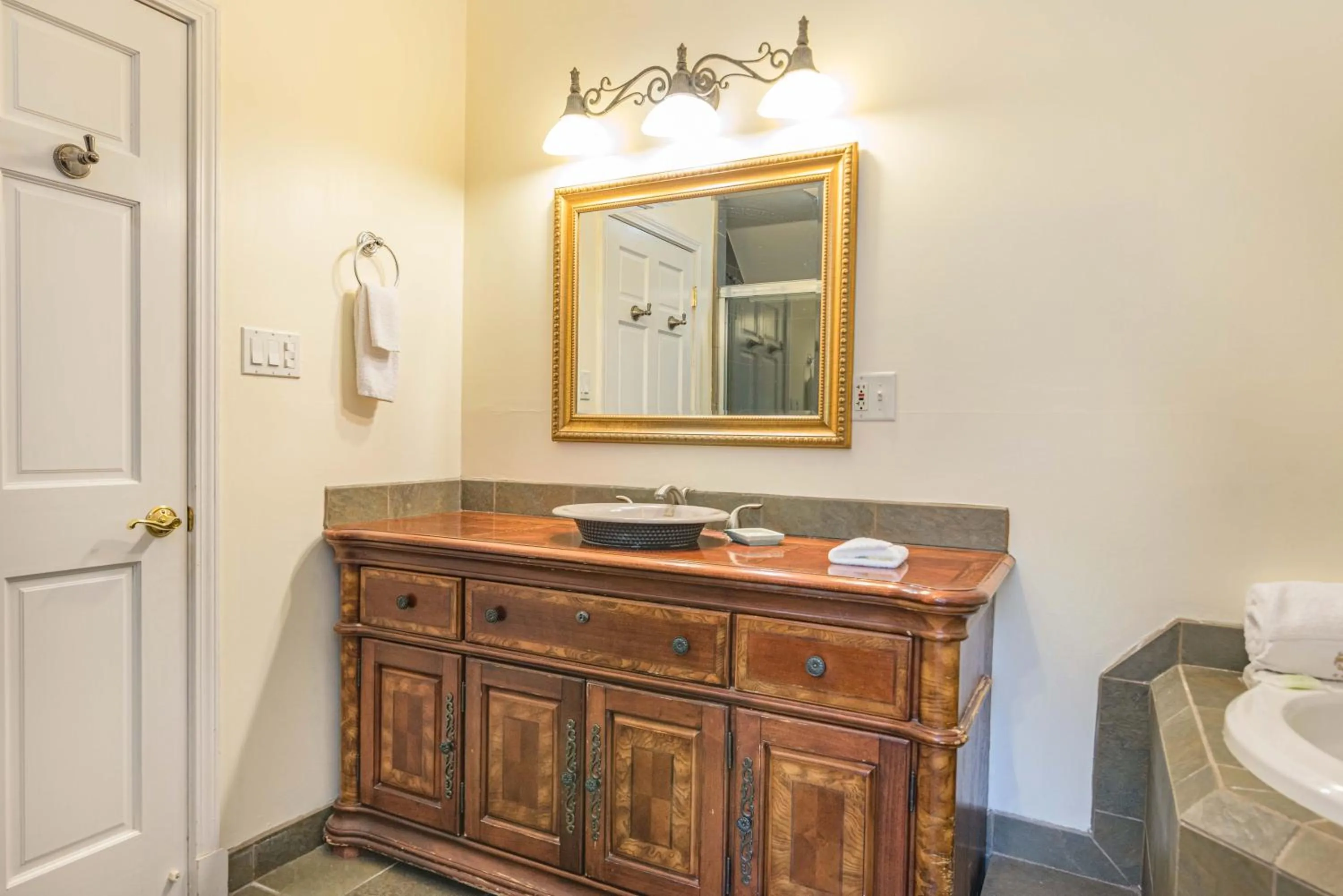 White Rose Inns & Motel