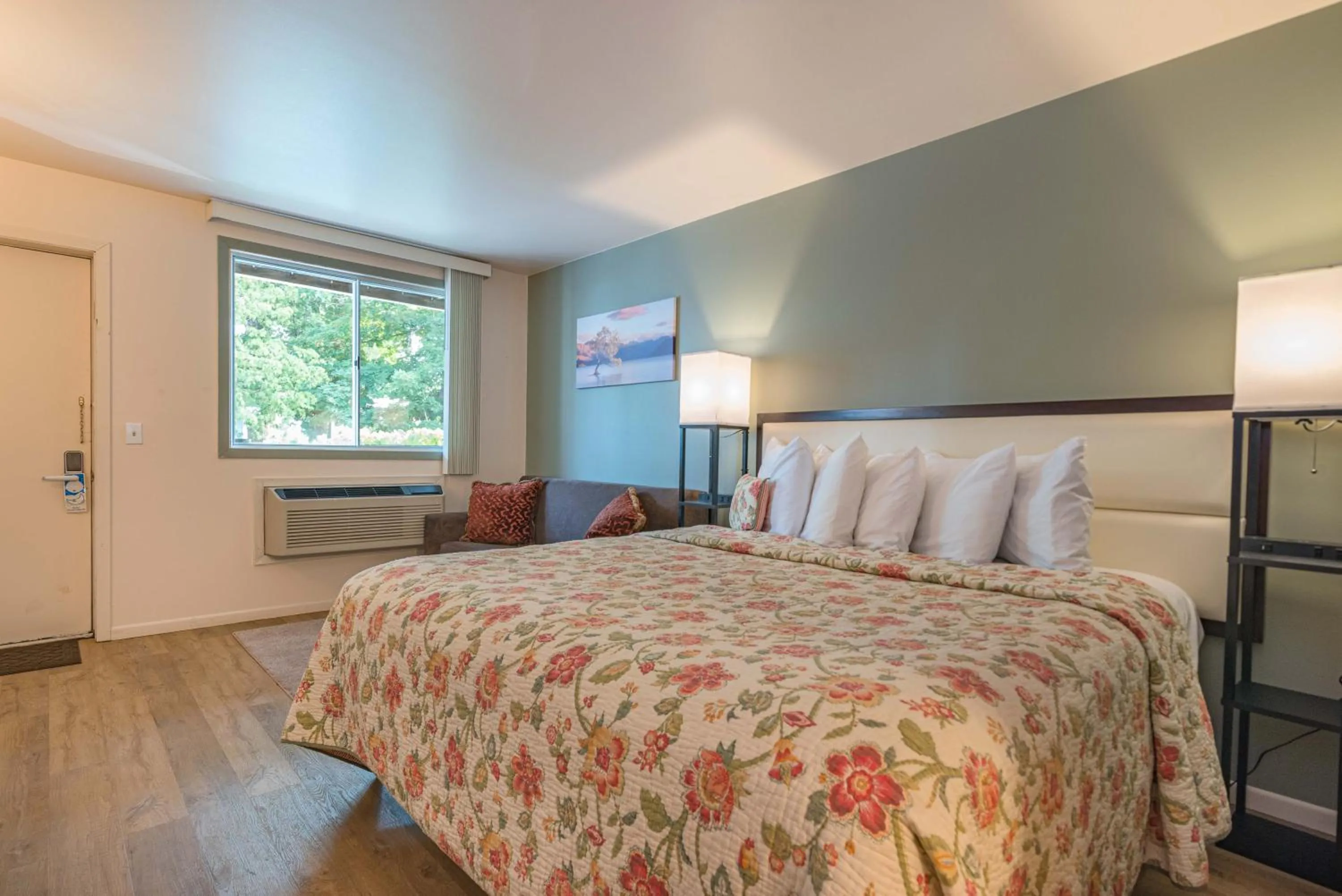 Bed in White Rose Inns & Motel