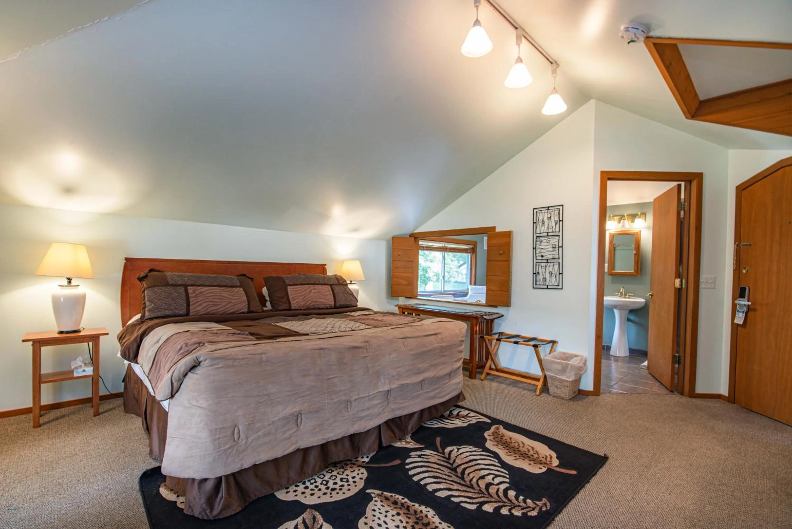 Photo of the whole room, Bed in White Rose Inns & Motel