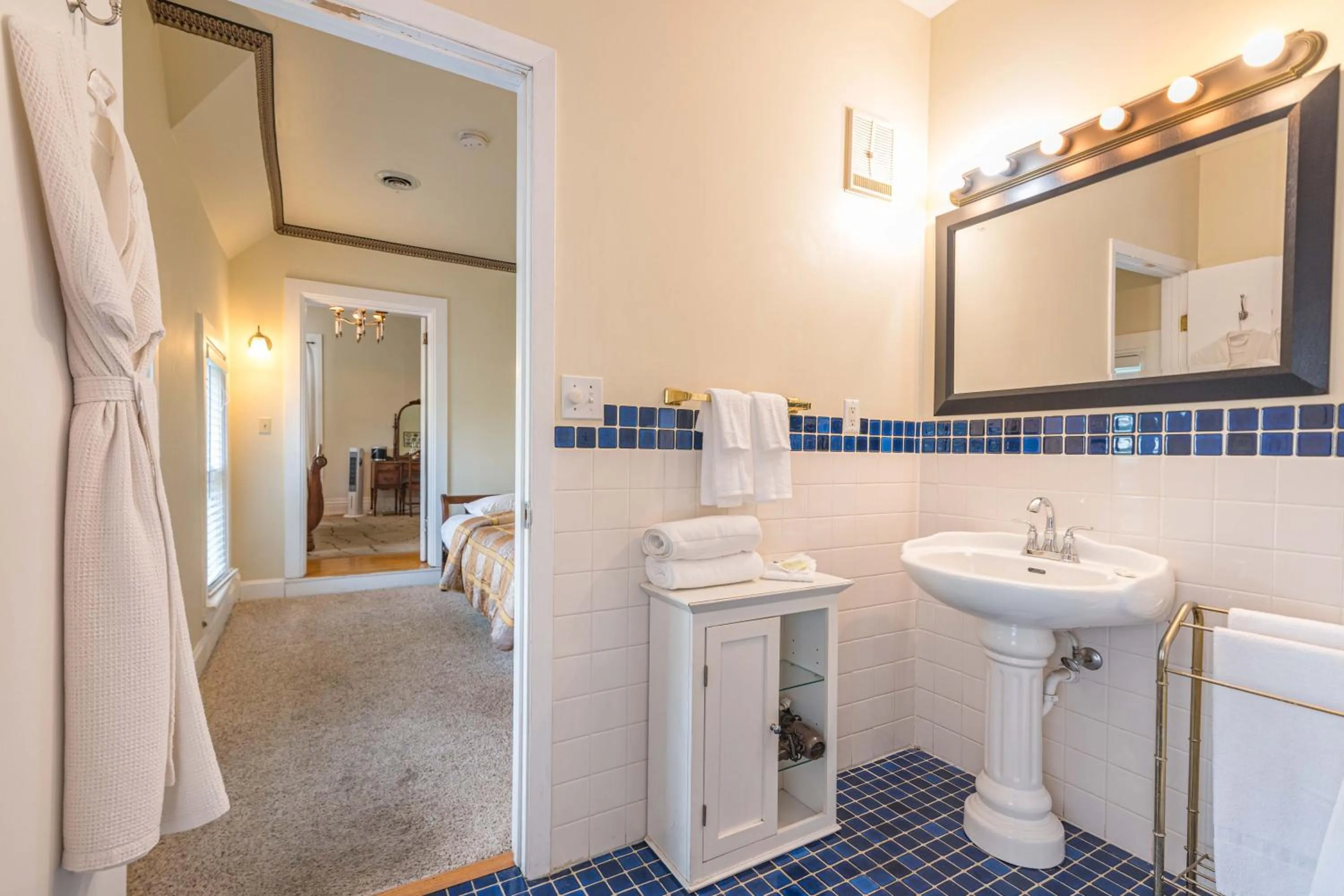 Bathroom in White Rose Inns & Motel