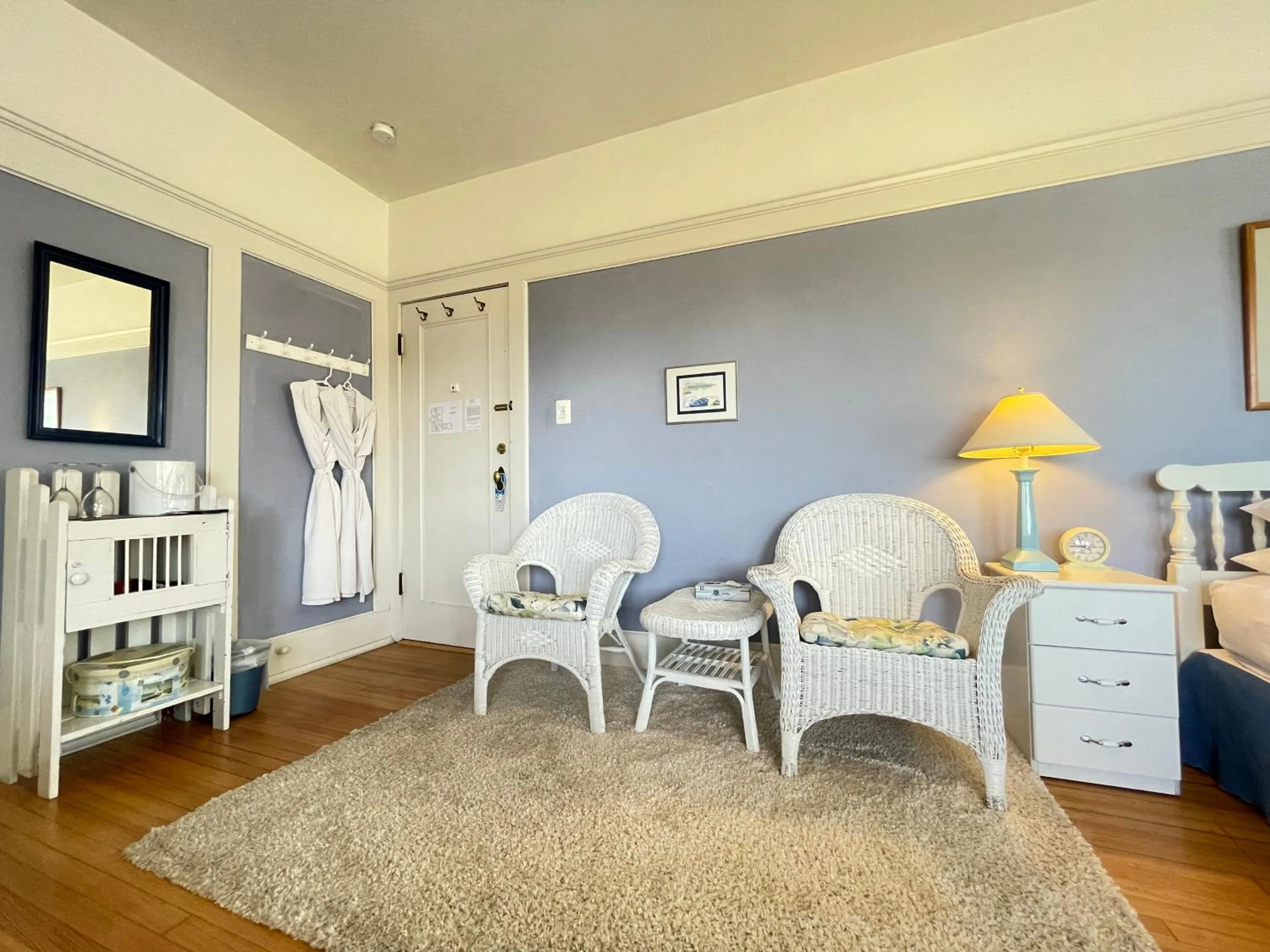 Seating area in White Rose Inns & Motel