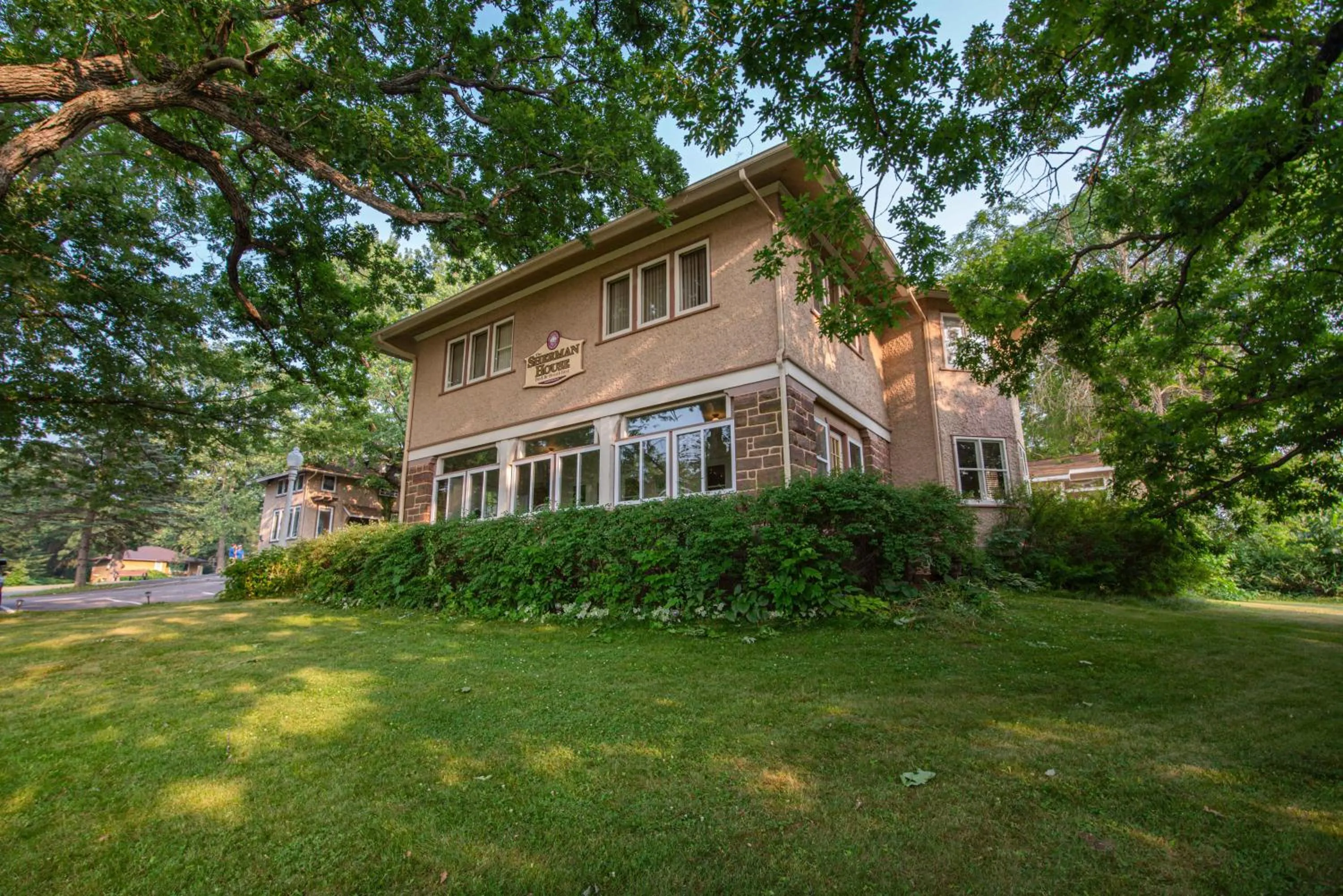 Property building in White Rose Inns & Motel