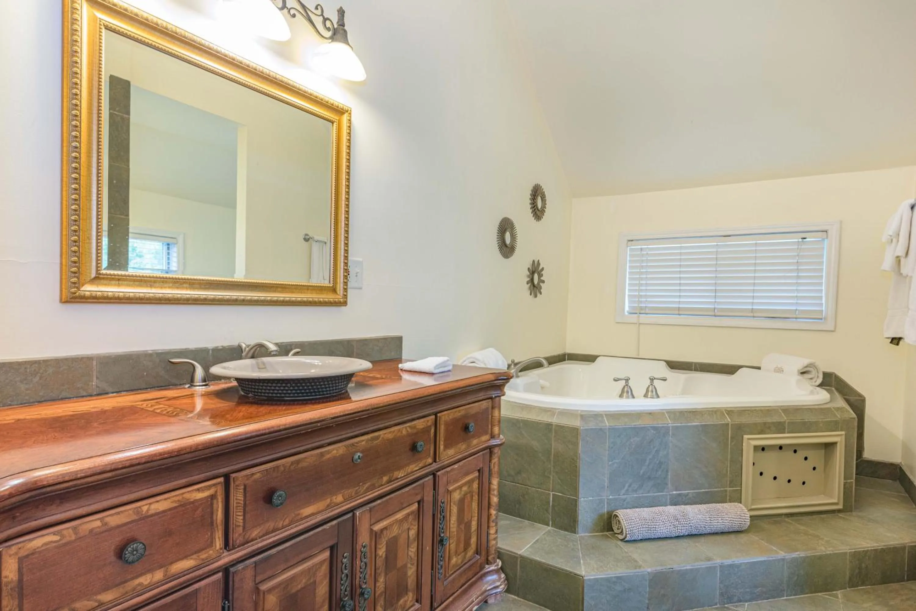 Bathroom in White Rose Inns & Motel