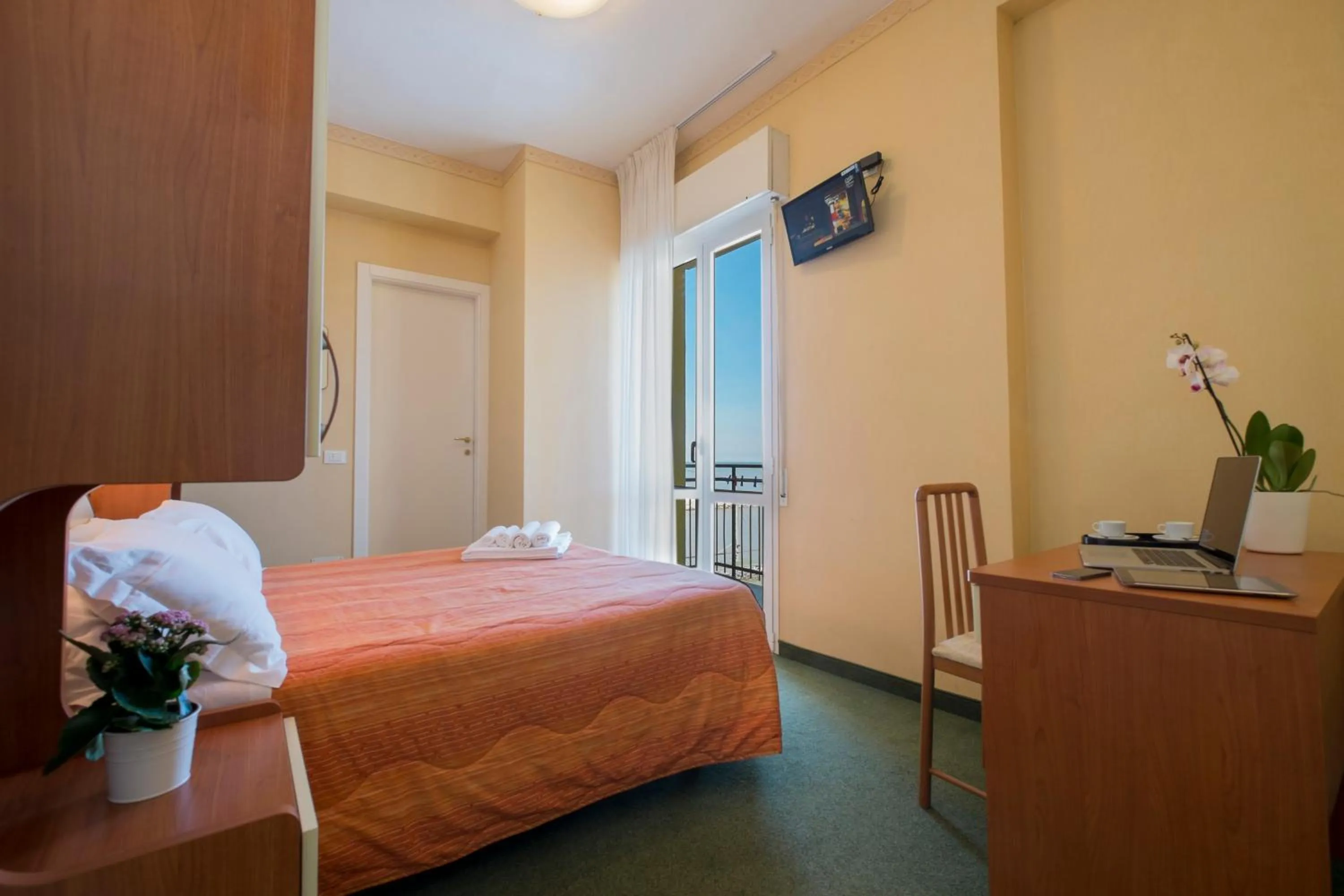 Day, Bed in Hotel Crosal