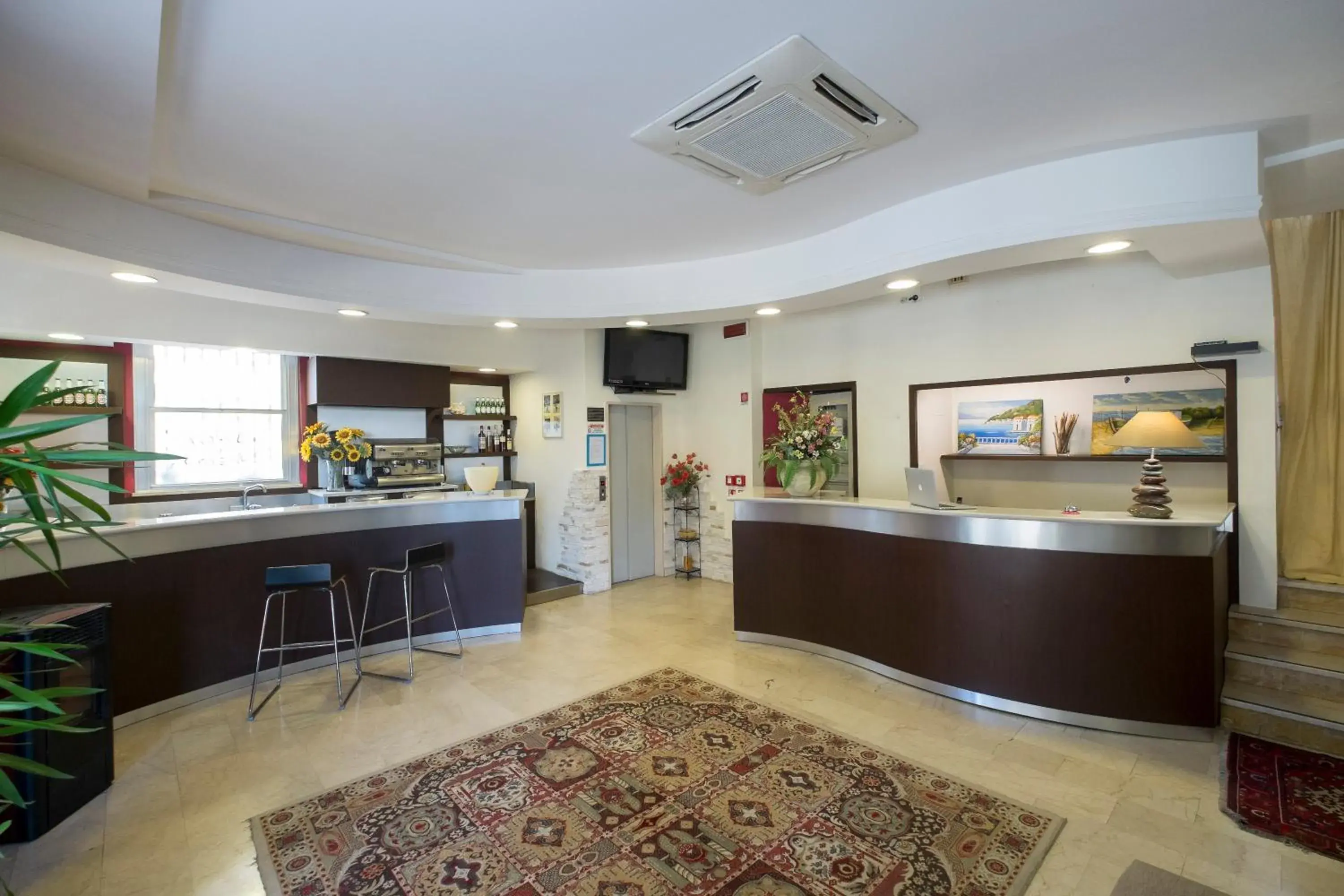 Lobby or reception in Hotel Crosal Lobby or reception in Hotel Crosal