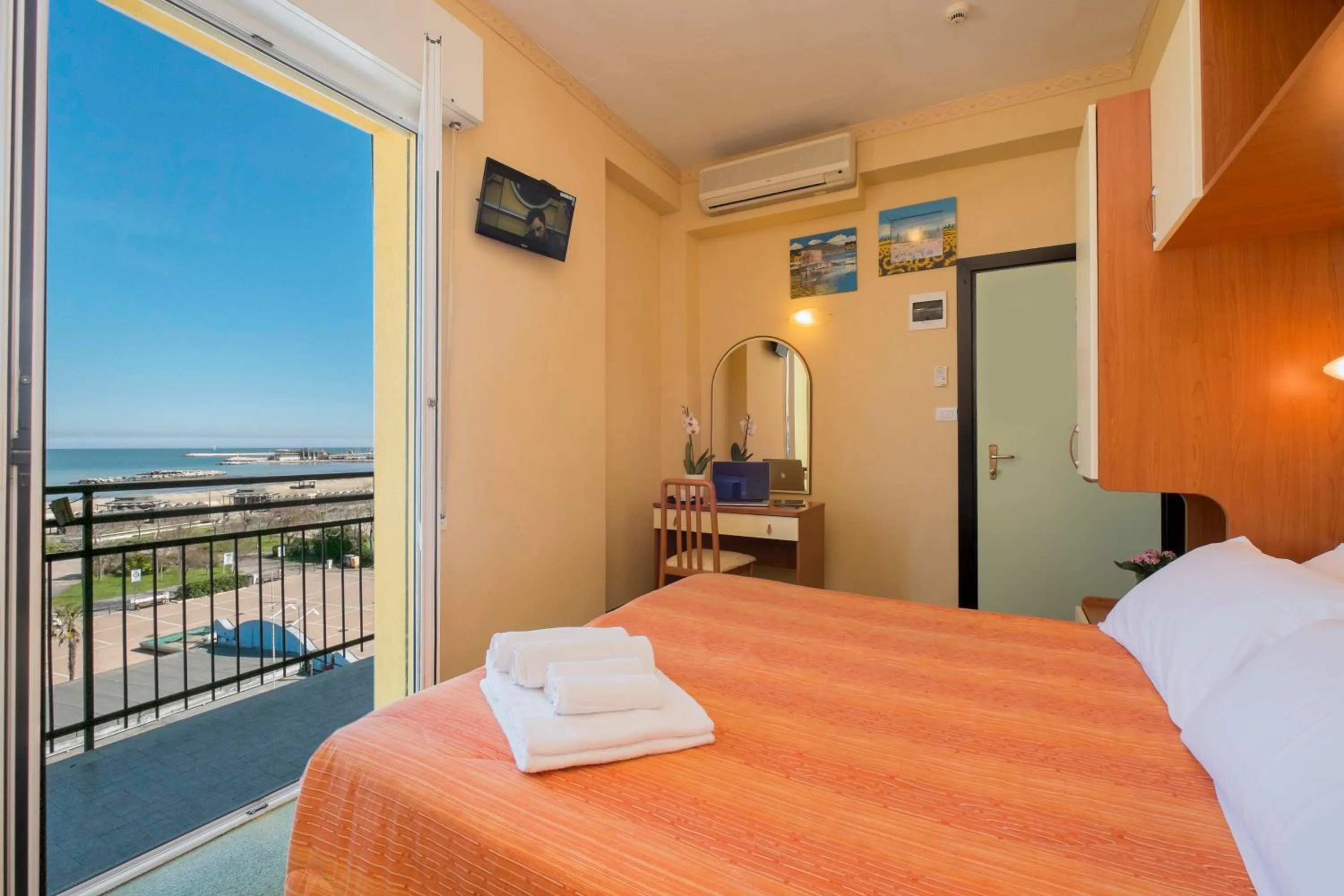 Photo of the whole room, Bed in Hotel Crosal