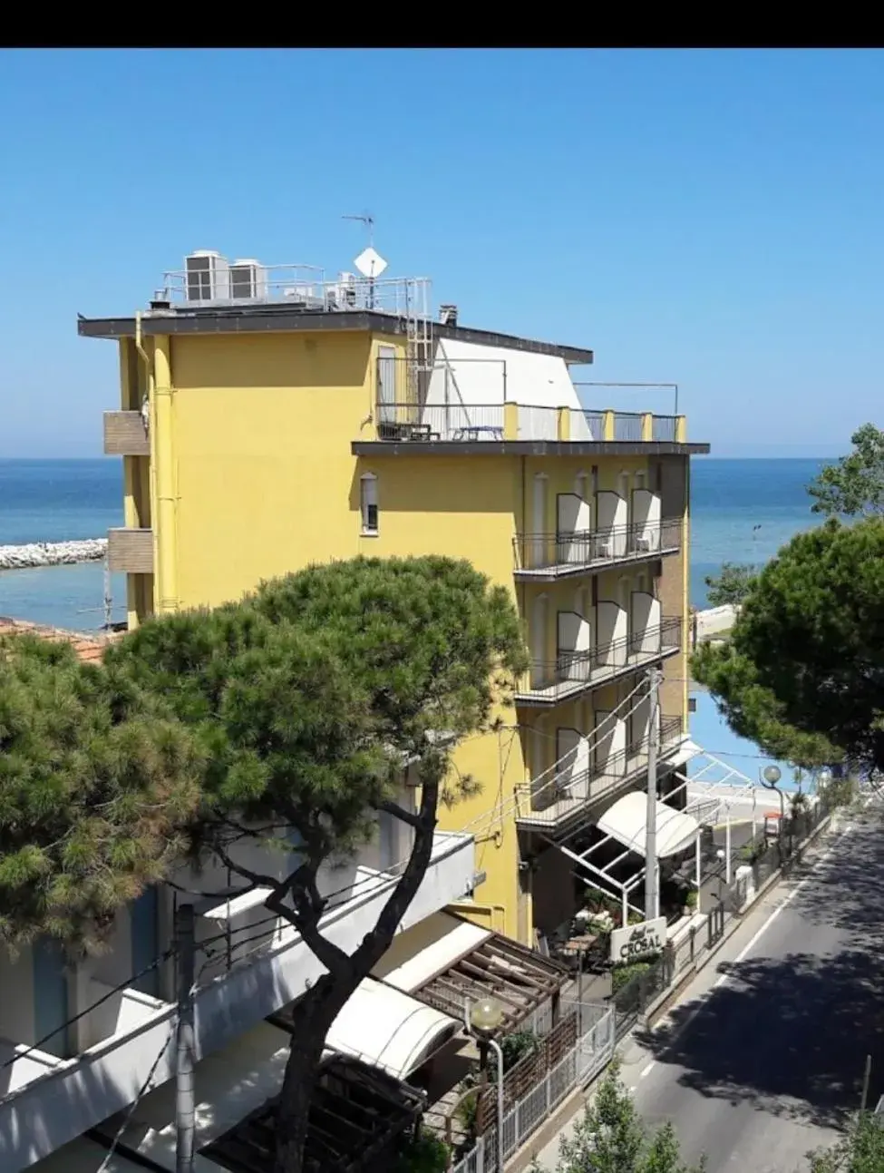 Property building in Hotel Crosal Property building in Hotel Crosal