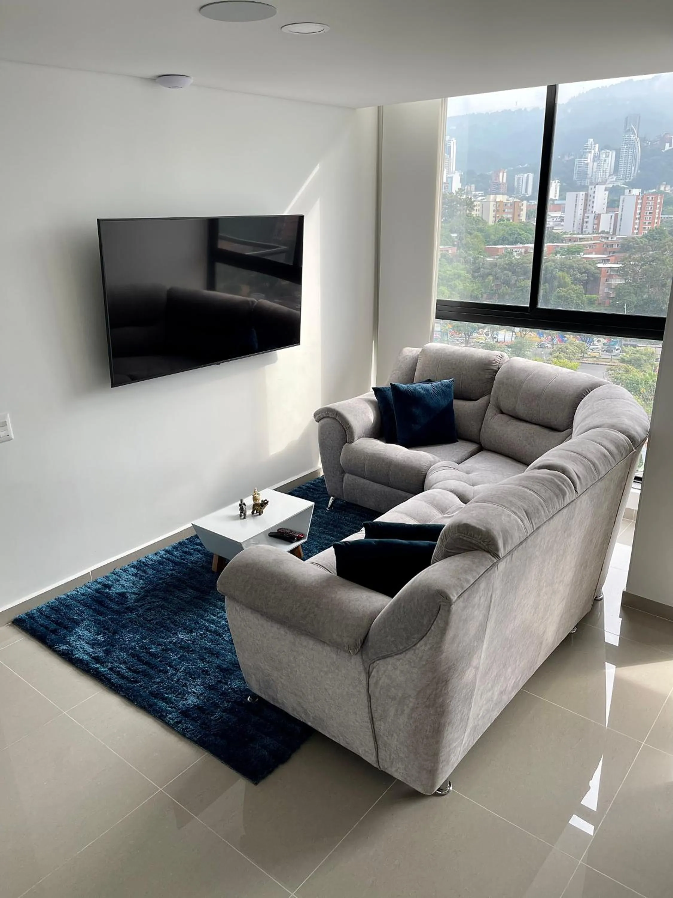 Communal lounge/ TV room in Moderno y cómodo apartamento en Puerta del Sol