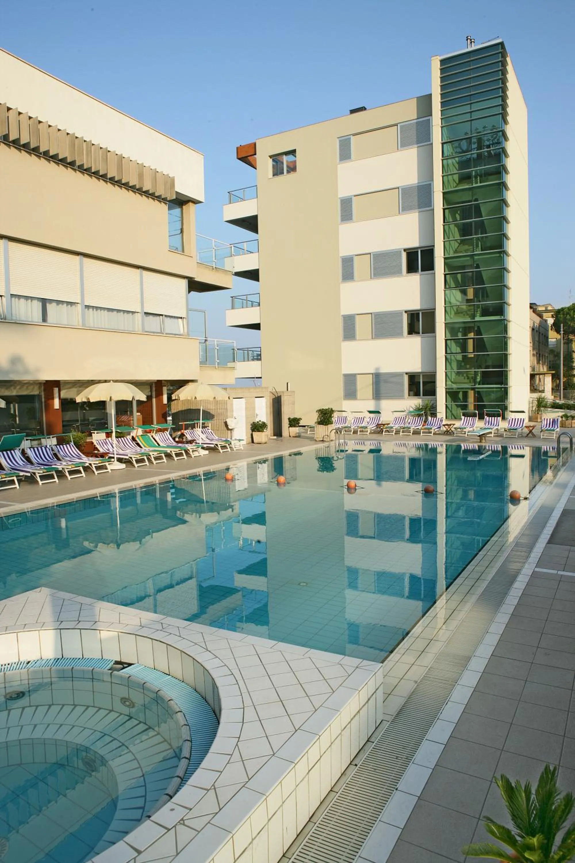 Swimming pool in Hotel Ascot & Spa