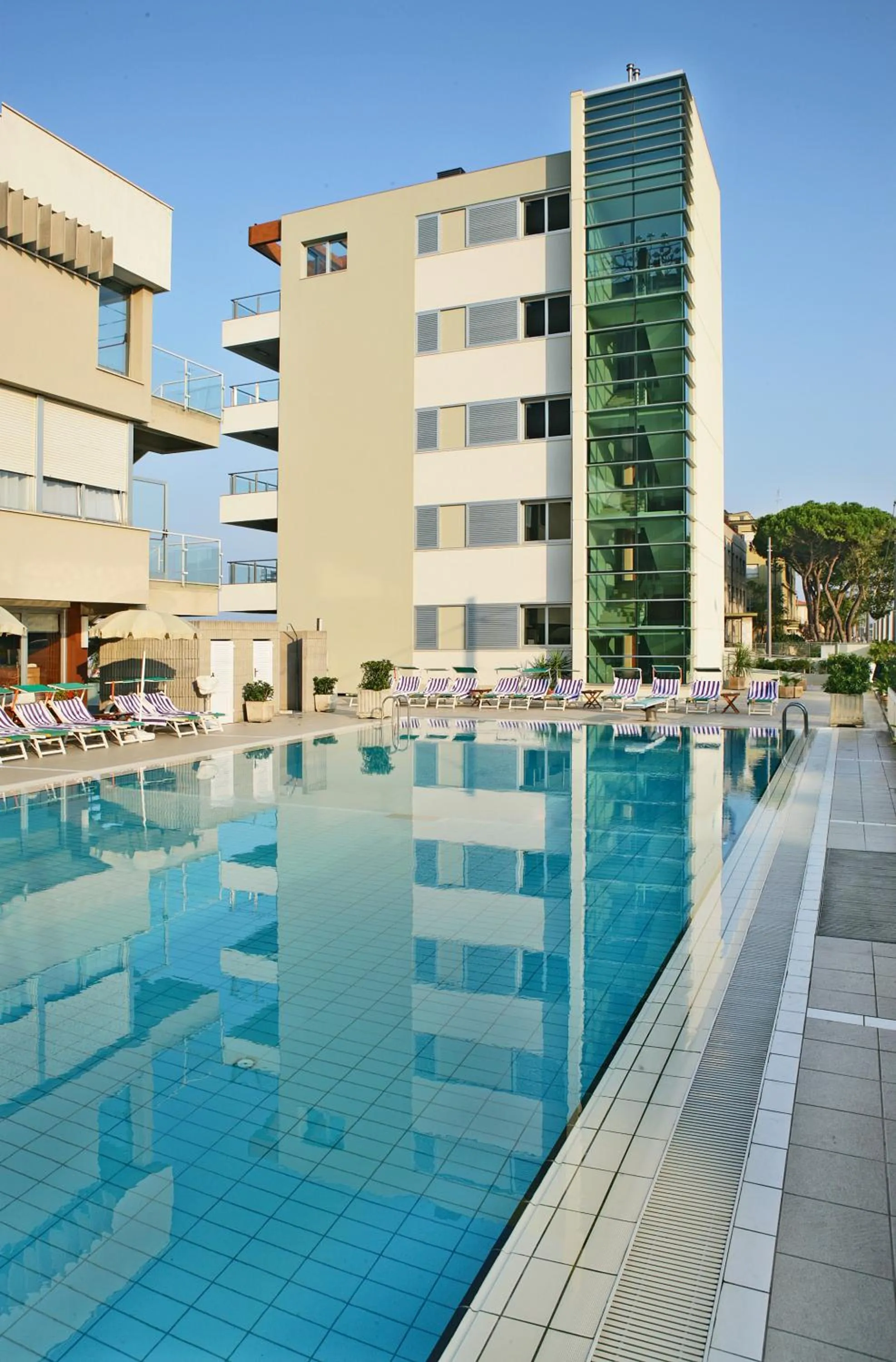 Swimming pool in Hotel Ascot & Spa