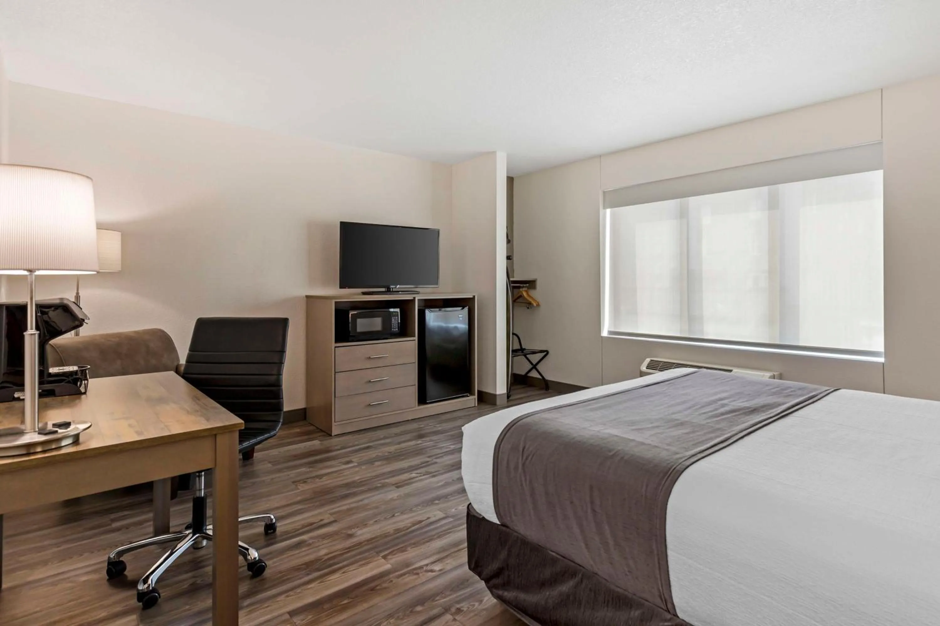 Bedroom, Bed in Best Western Plus Waterloo & Cedar Falls
