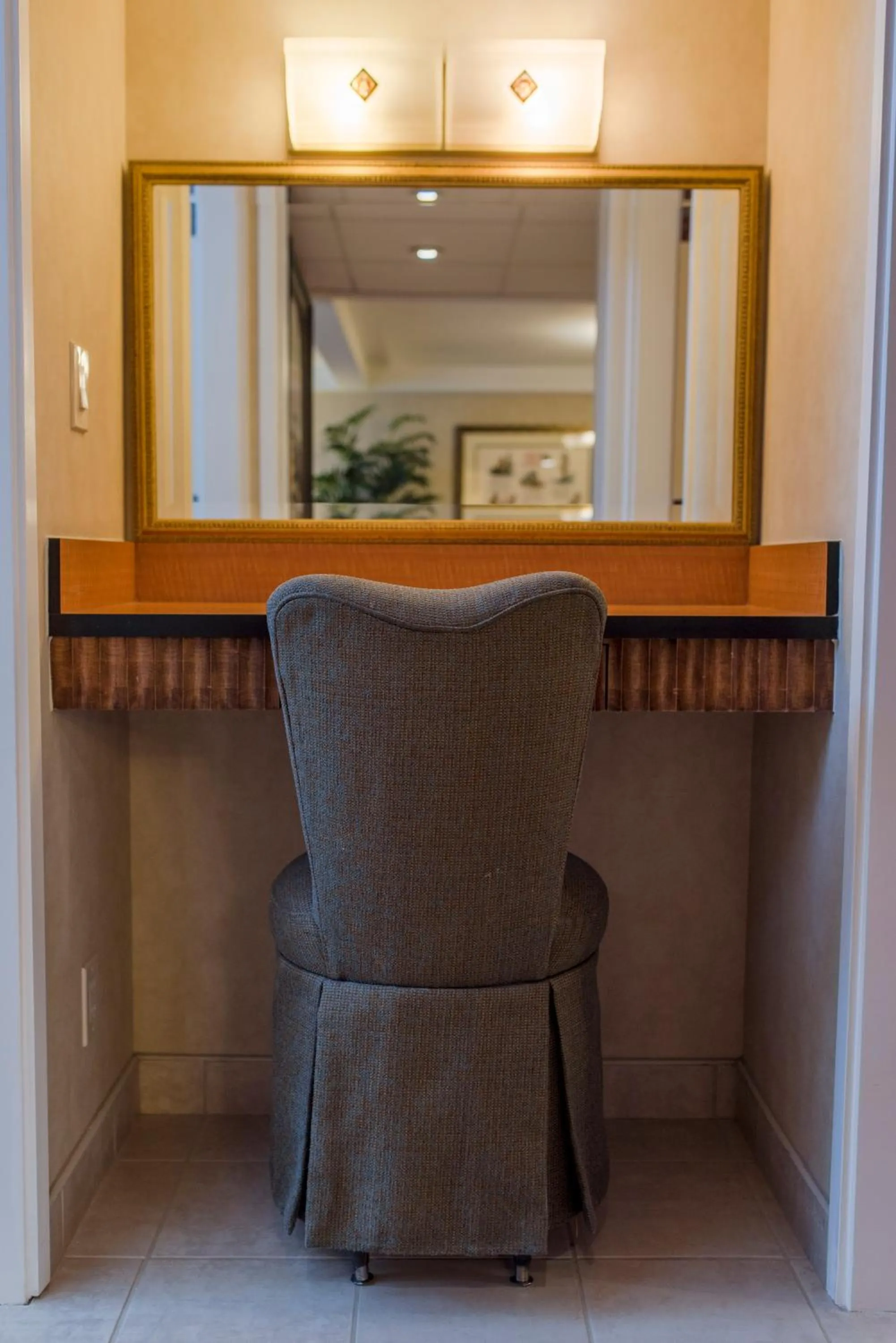 Living room in Howard Johnson by Wyndham Anaheim Hotel and Water Playground