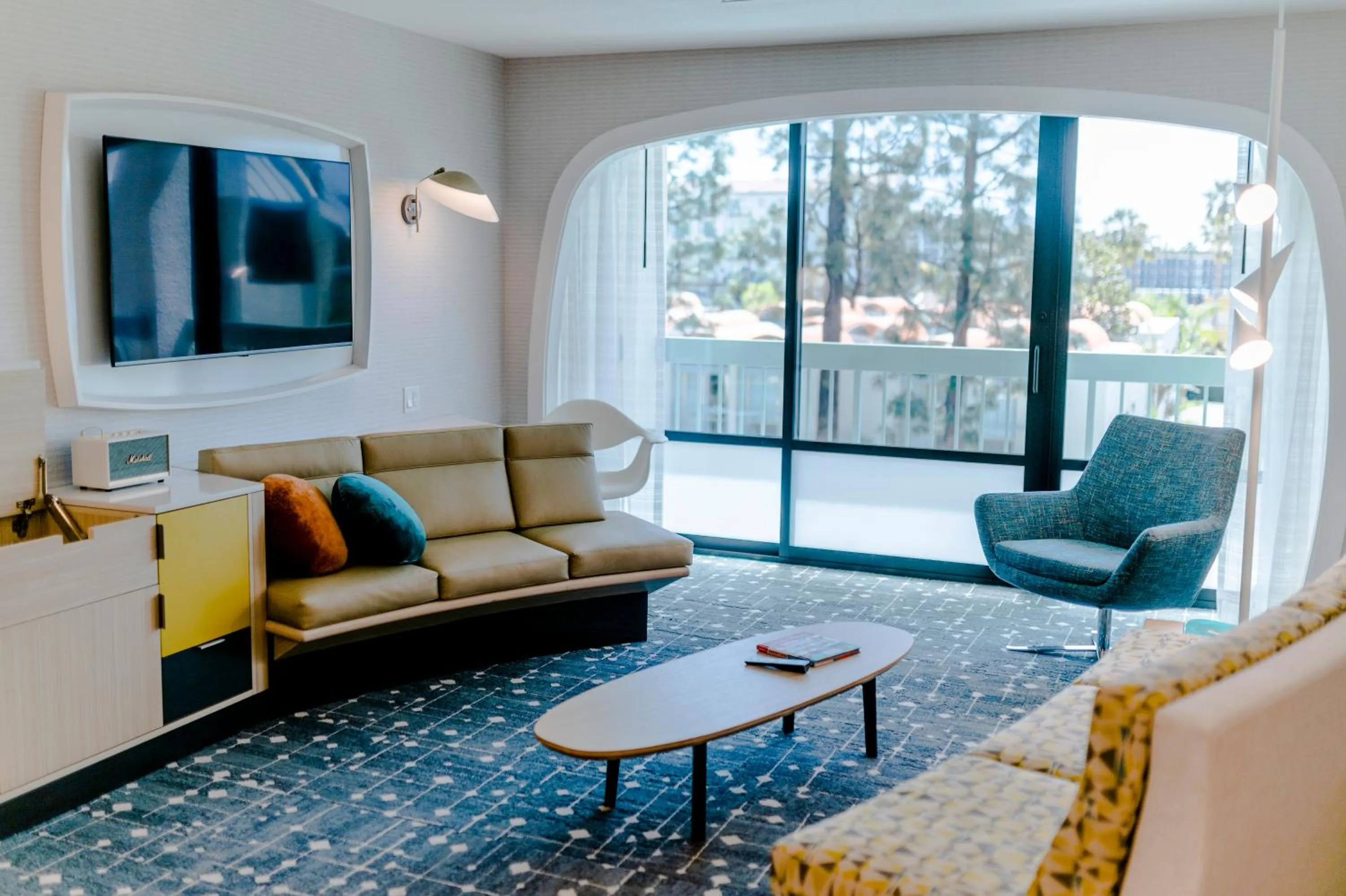 Living room in Howard Johnson by Wyndham Anaheim Hotel and Water Playground