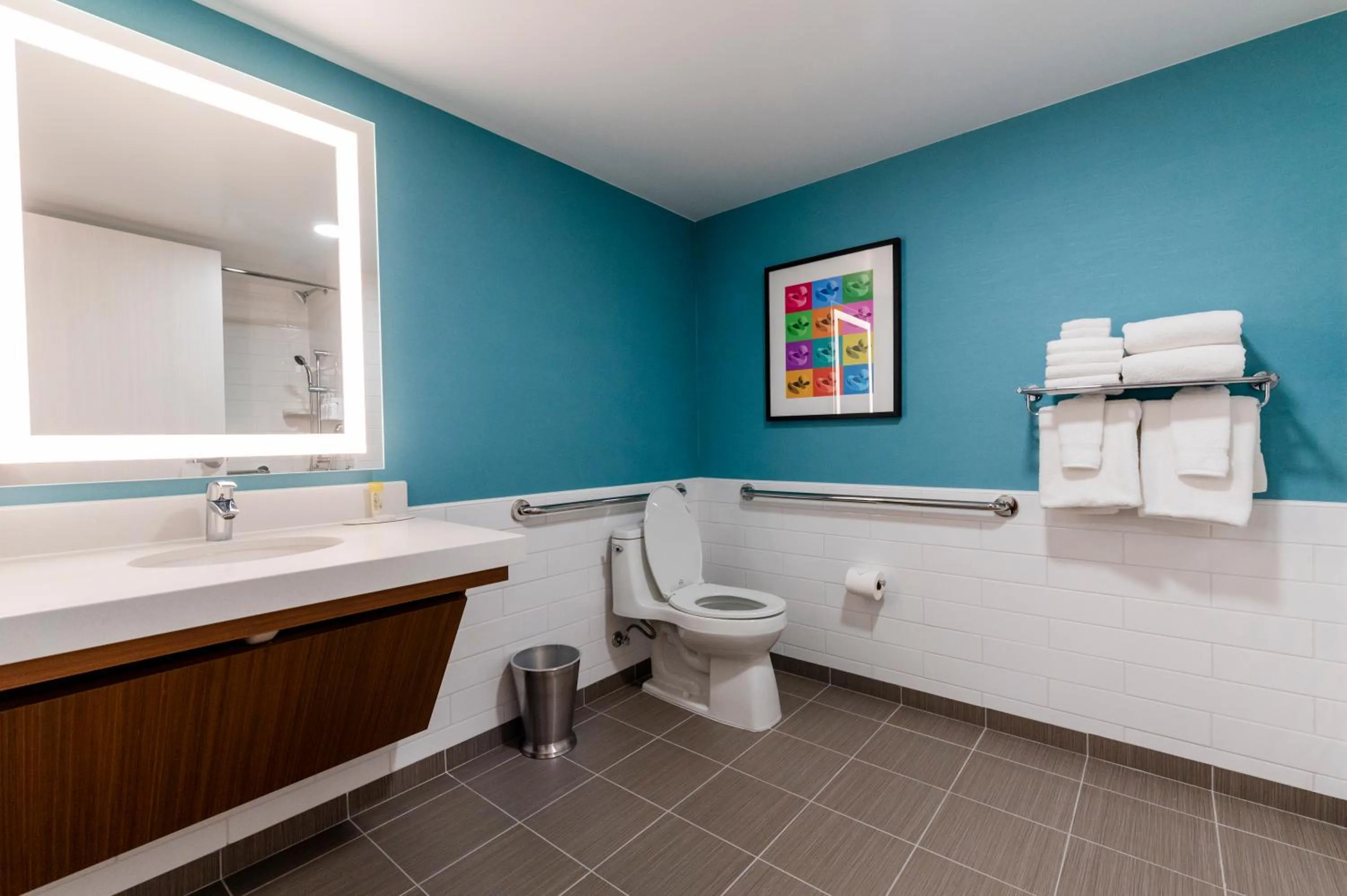 Toilet in Howard Johnson by Wyndham Anaheim Hotel and Water Playground