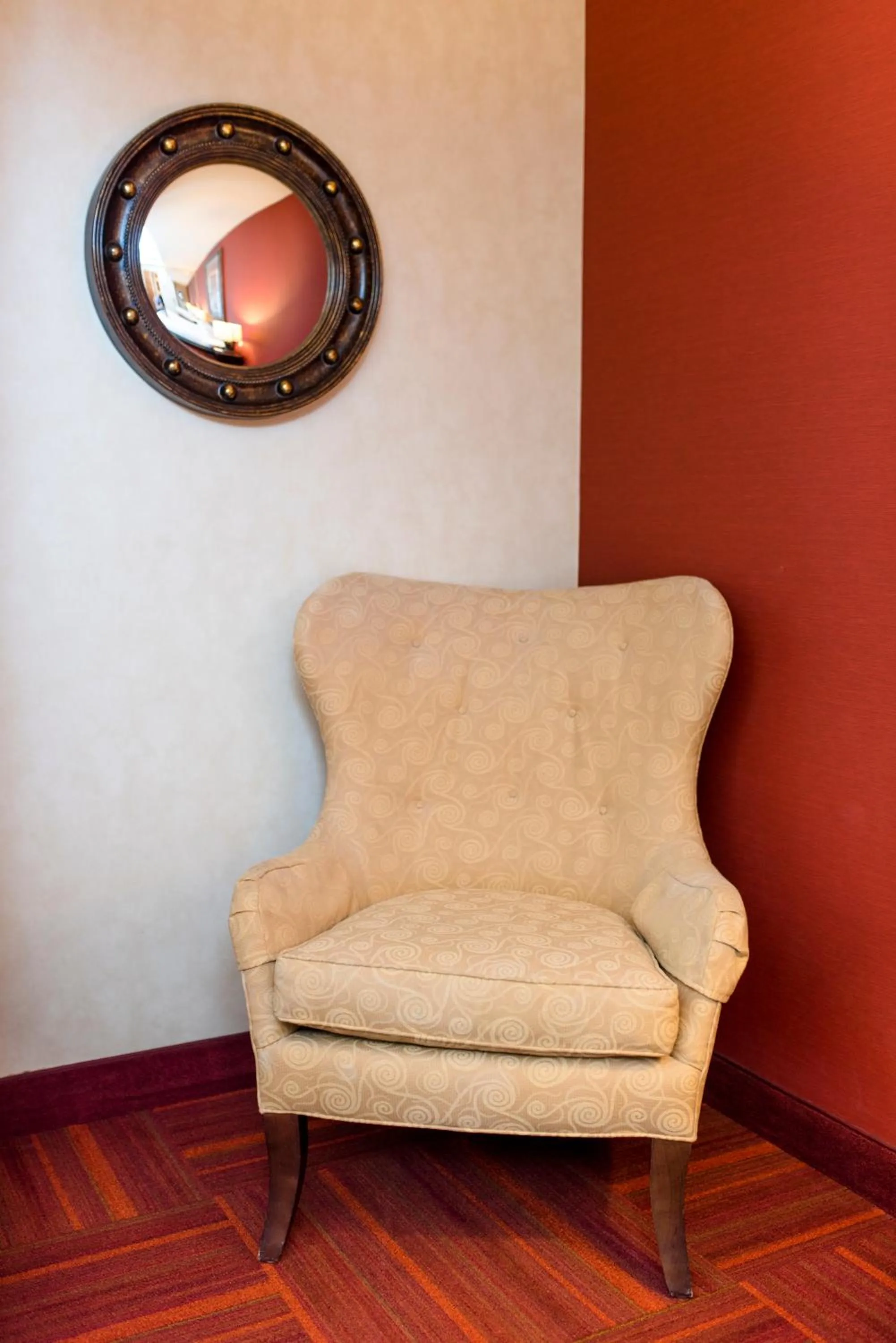 Living room in Howard Johnson by Wyndham Anaheim Hotel and Water Playground