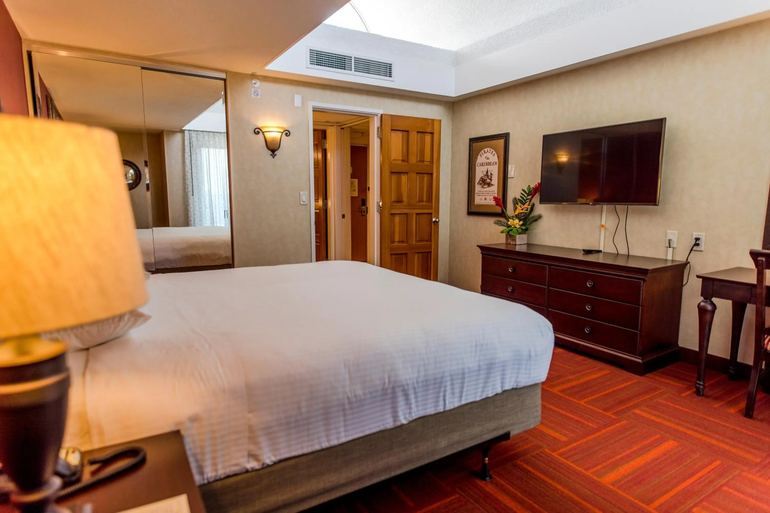 Bed in Howard Johnson by Wyndham Anaheim Hotel and Water Playground