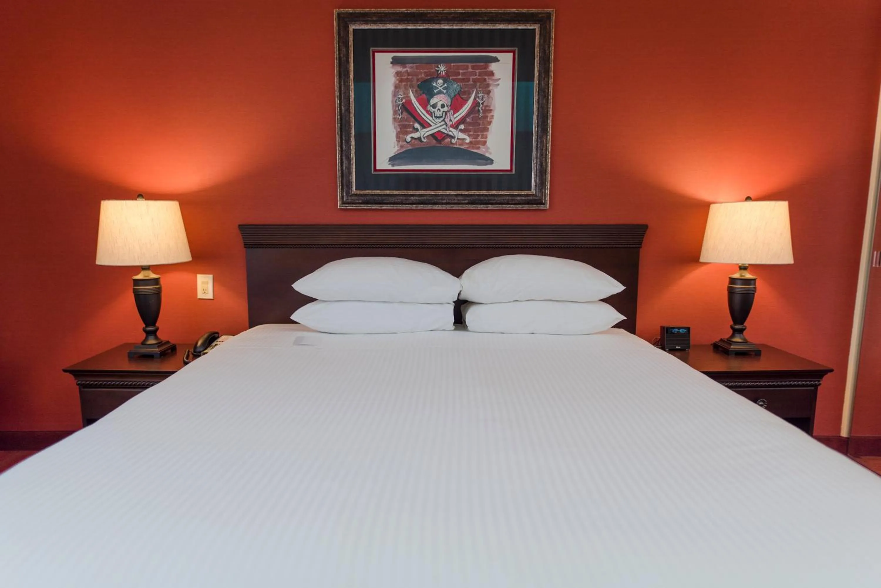 Bed in Howard Johnson by Wyndham Anaheim Hotel and Water Playground