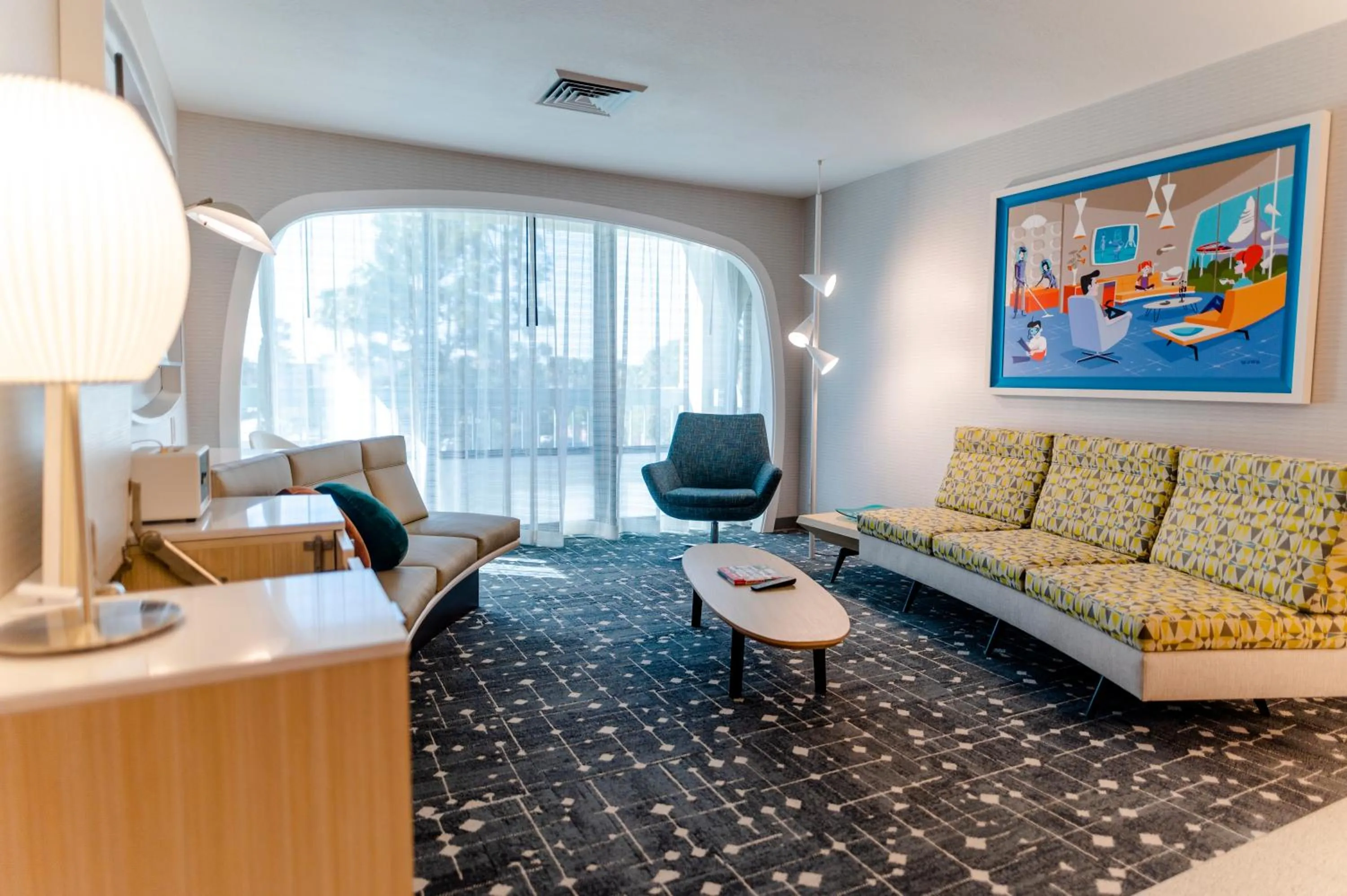 Living room in Howard Johnson by Wyndham Anaheim Hotel and Water Playground
