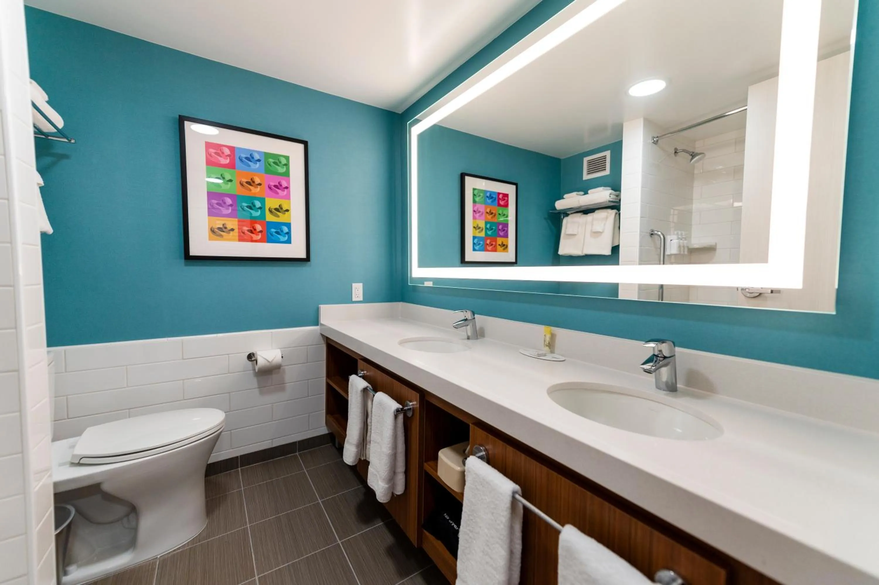 Toilet in Howard Johnson by Wyndham Anaheim Hotel and Water Playground