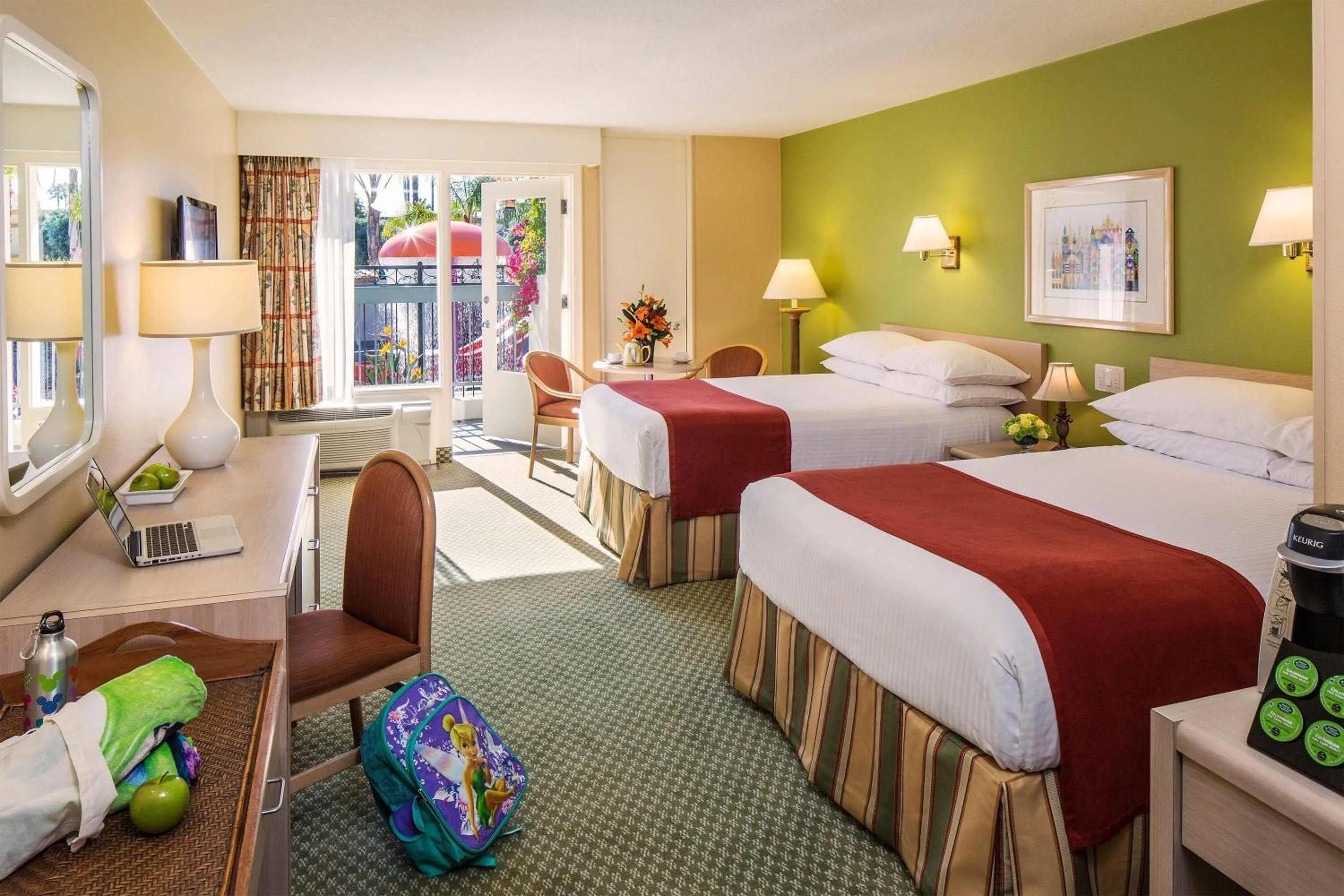 Photo of the whole room, Bed in Howard Johnson by Wyndham Anaheim Hotel & Water Playground