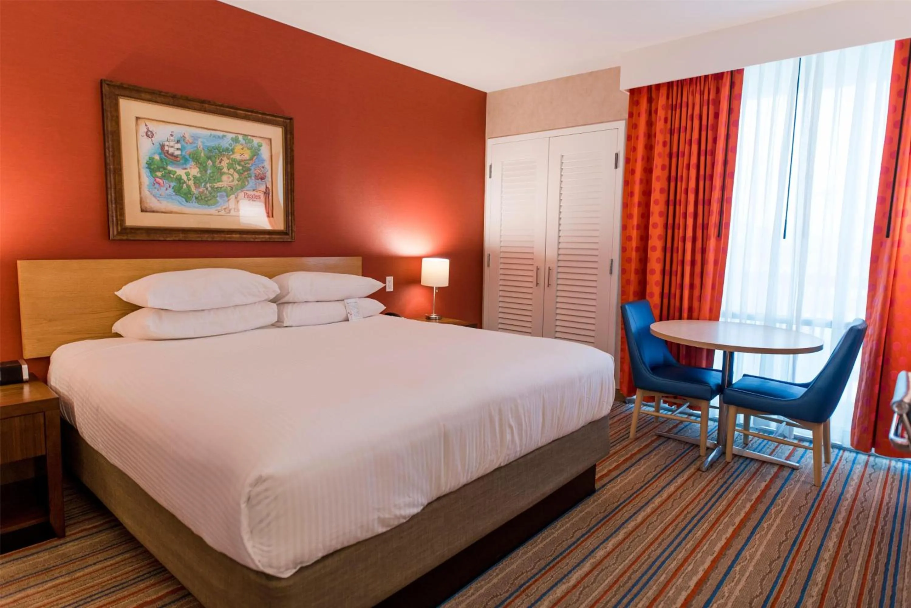 Photo of the whole room, Bed in Howard Johnson by Wyndham Anaheim Hotel and Water Playground