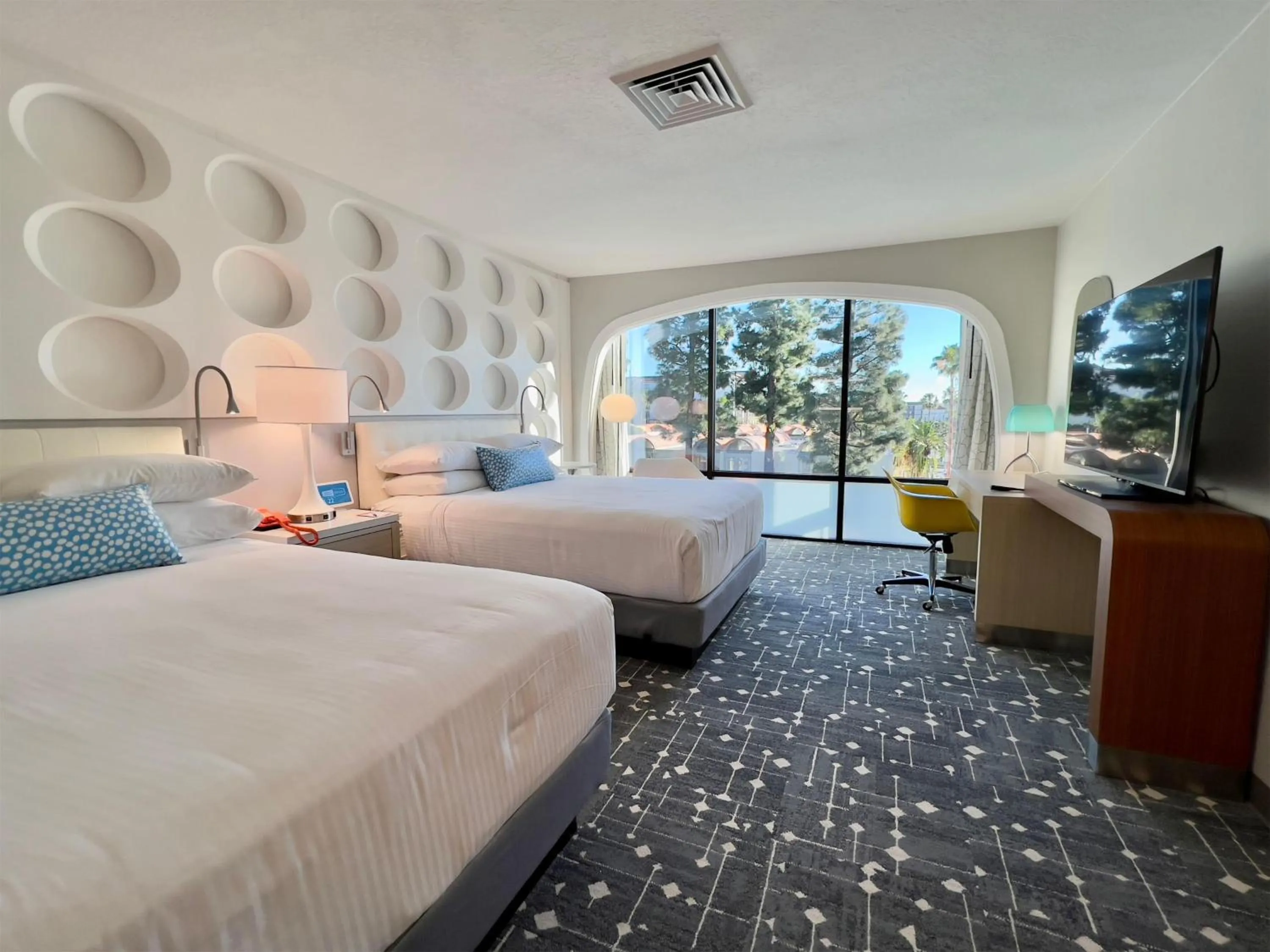 Photo of the whole room, Bed in Howard Johnson by Wyndham Anaheim Hotel and Water Playground