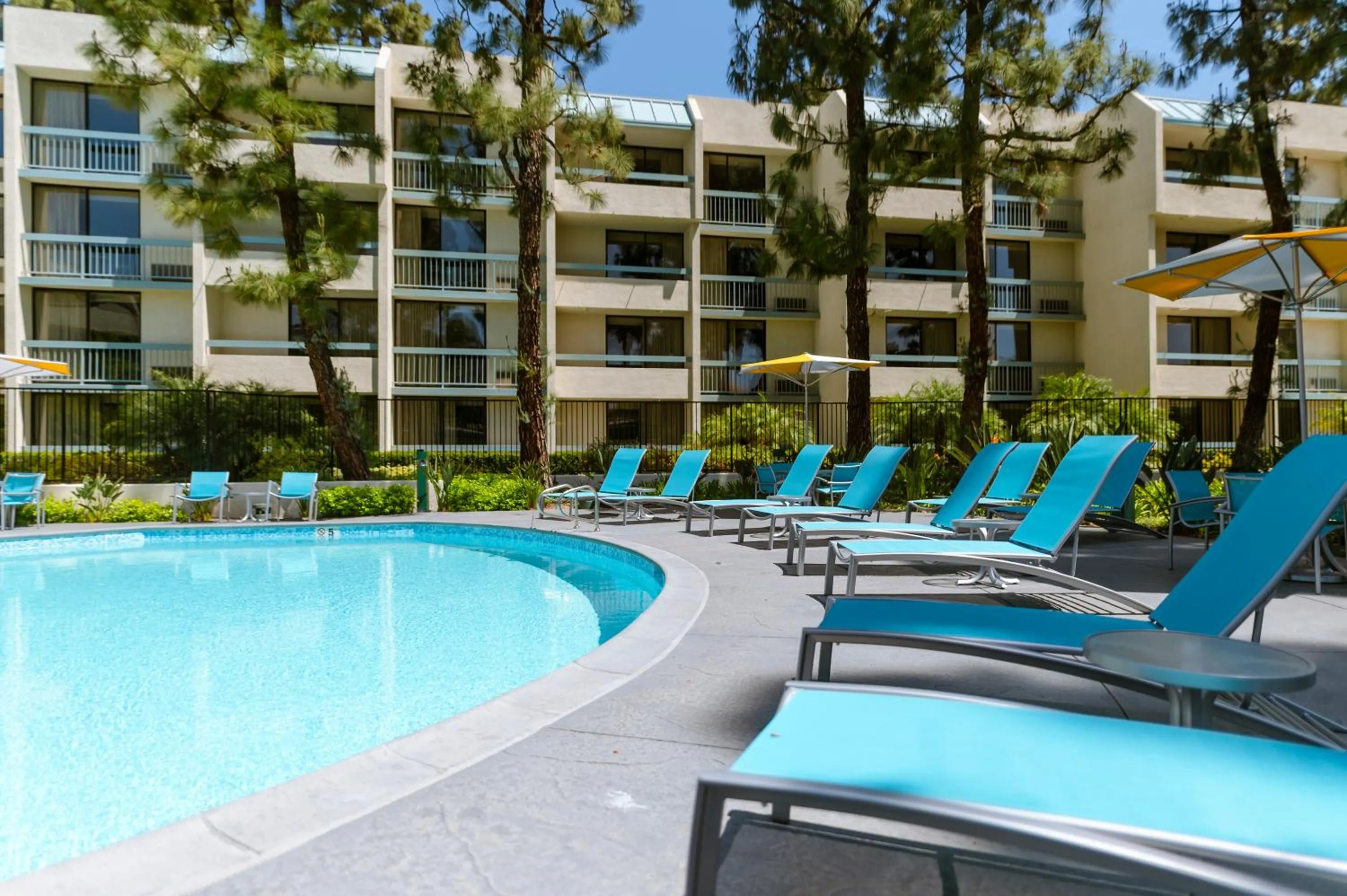 Spring in Howard Johnson by Wyndham Anaheim Hotel and Water Playground