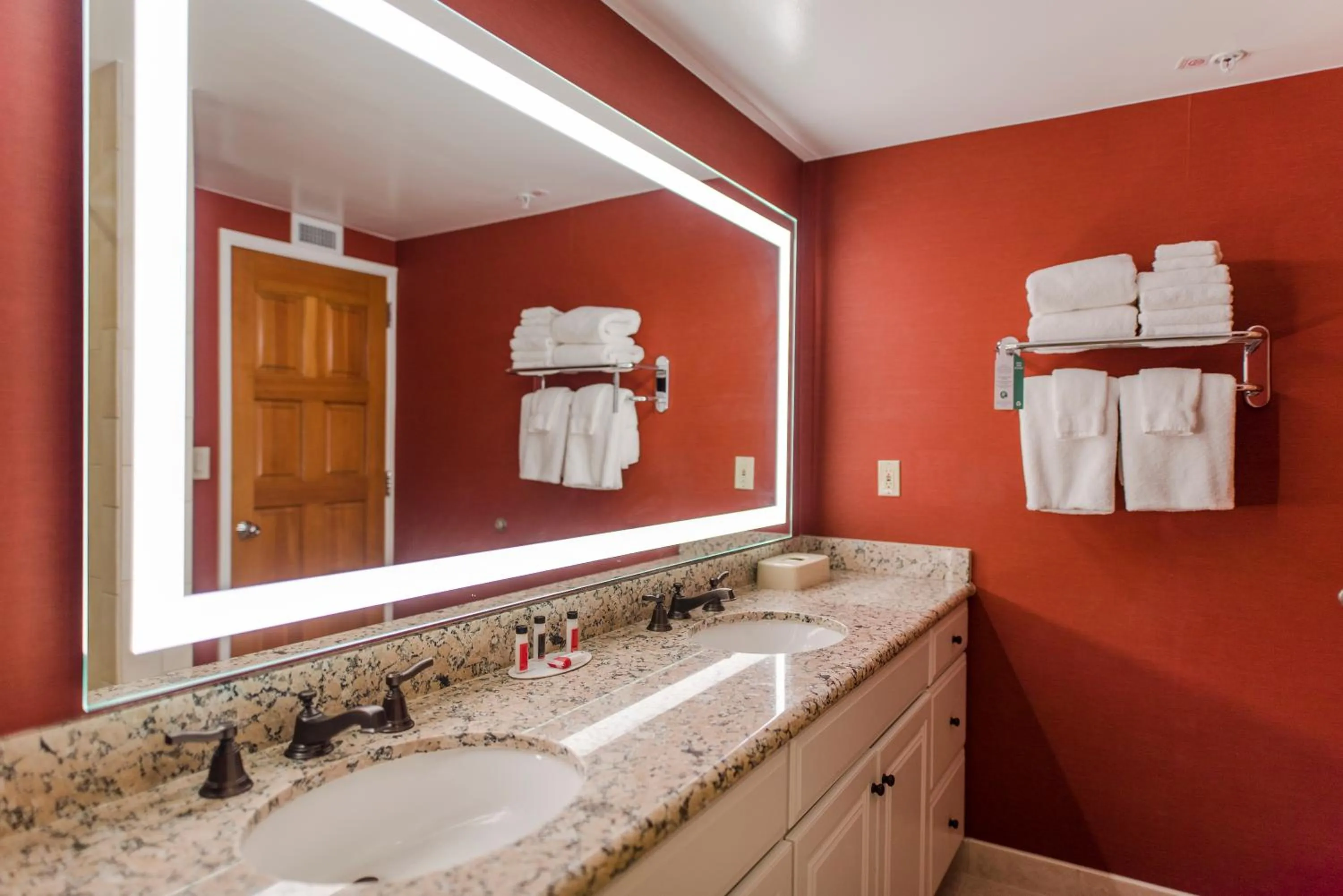 Bathroom in Howard Johnson by Wyndham Anaheim Hotel and Water Playground