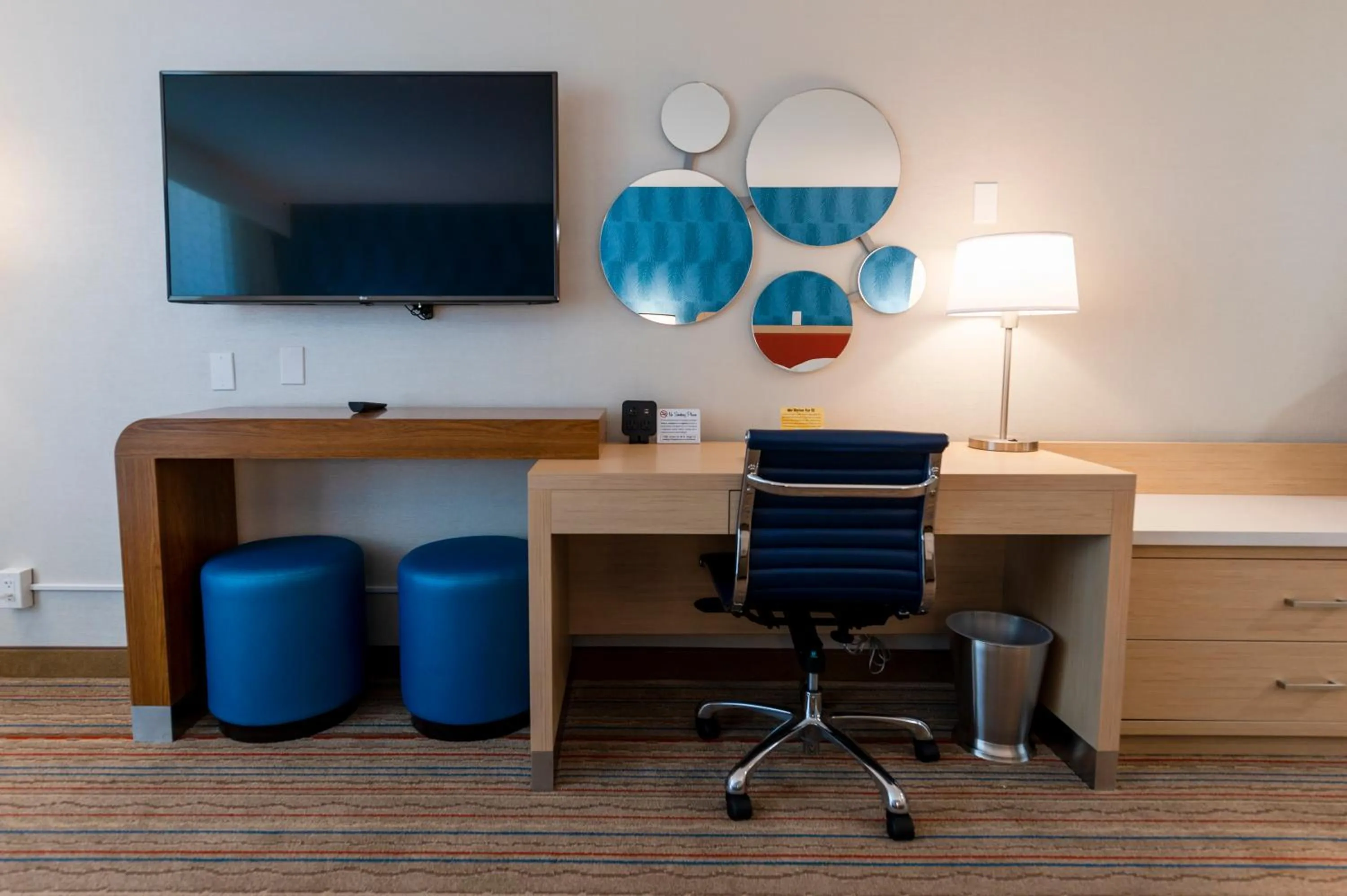 TV and multimedia in Howard Johnson by Wyndham Anaheim Hotel and Water Playground