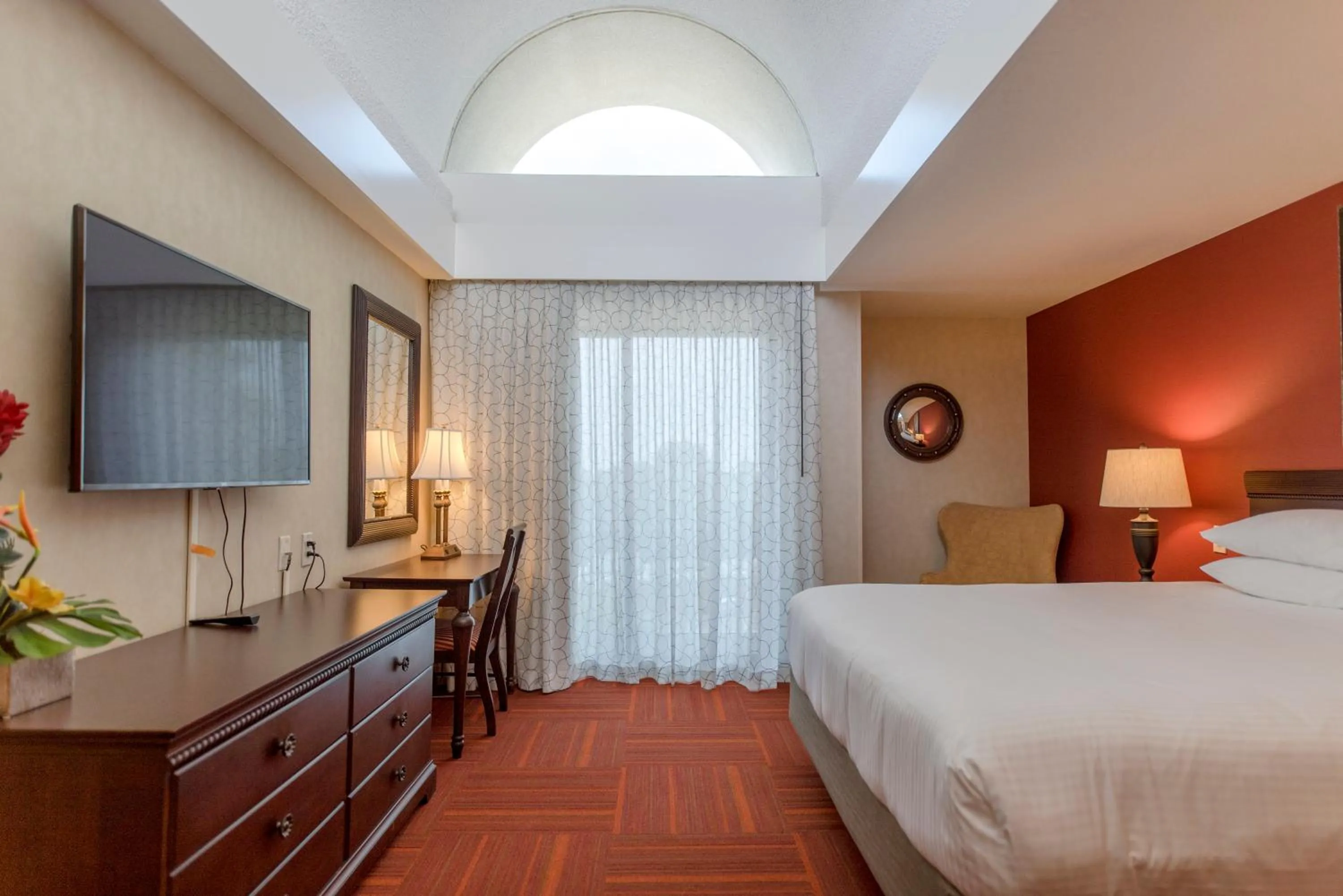 Bed in Howard Johnson by Wyndham Anaheim Hotel and Water Playground