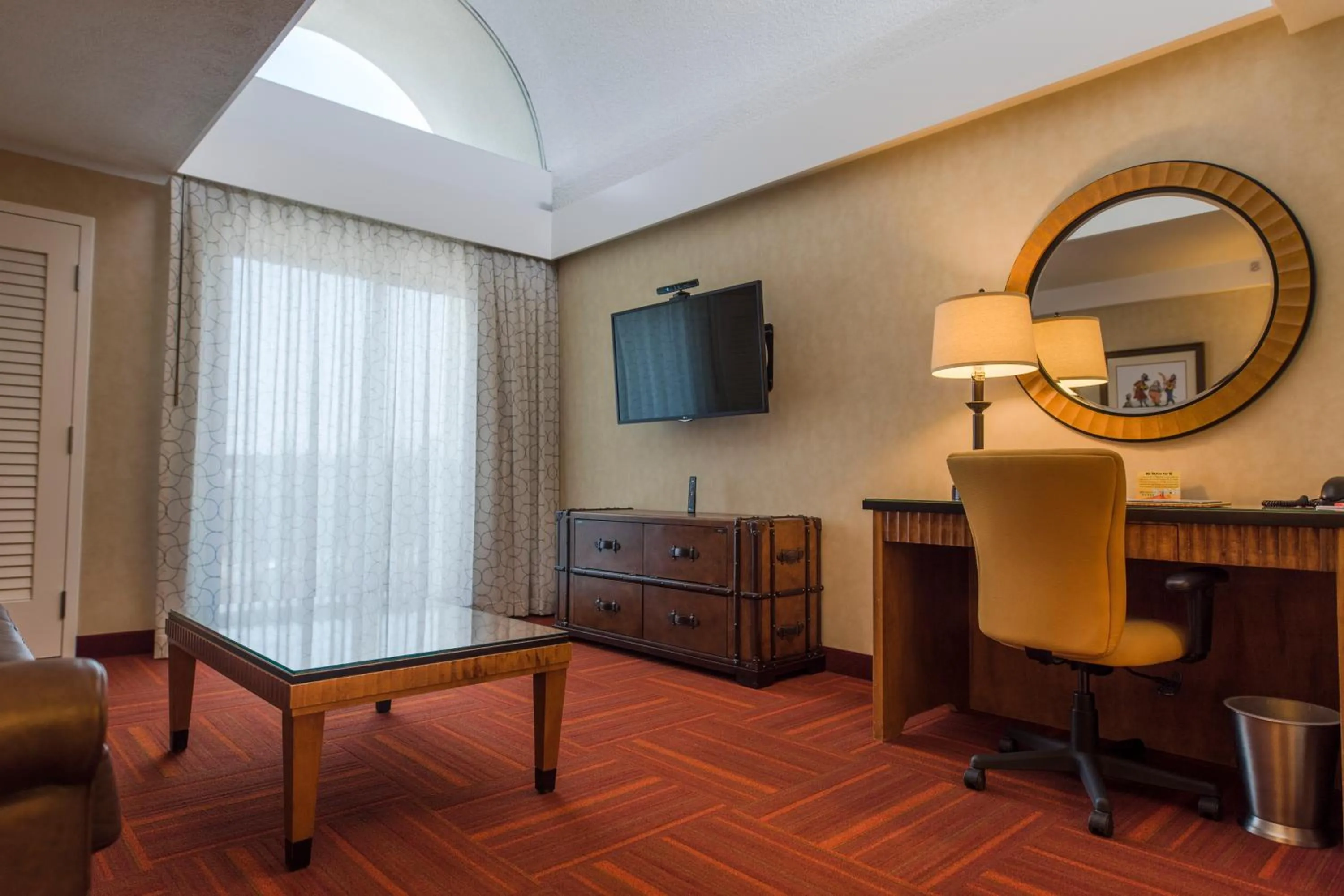 TV and multimedia in Howard Johnson by Wyndham Anaheim Hotel and Water Playground