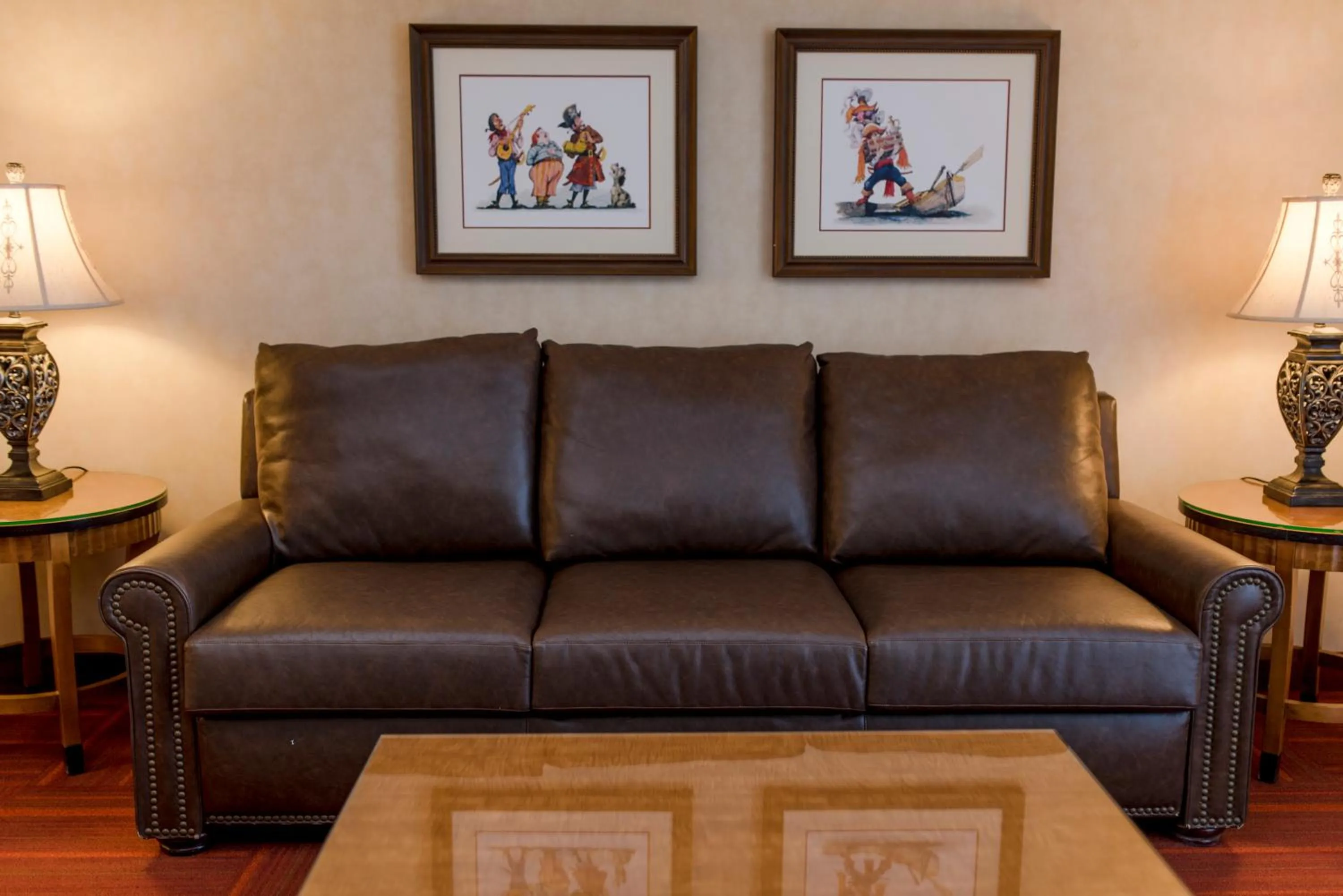 Living room in Howard Johnson by Wyndham Anaheim Hotel and Water Playground