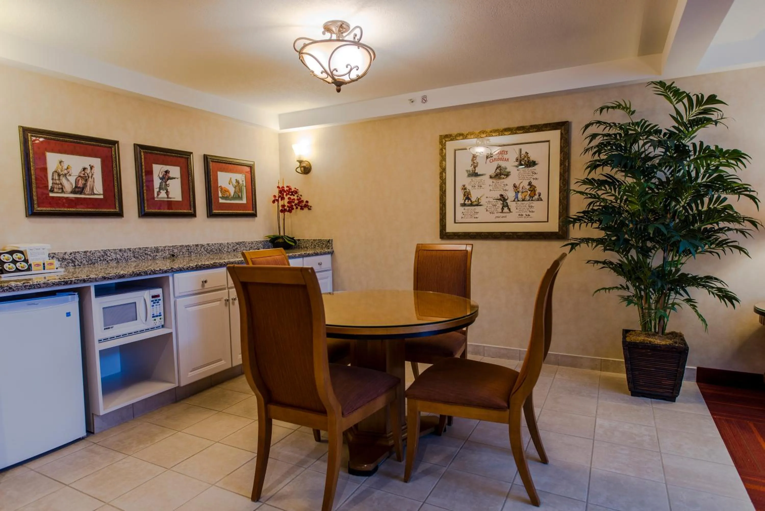 Kitchen or kitchenette in Howard Johnson by Wyndham Anaheim Hotel and Water Playground