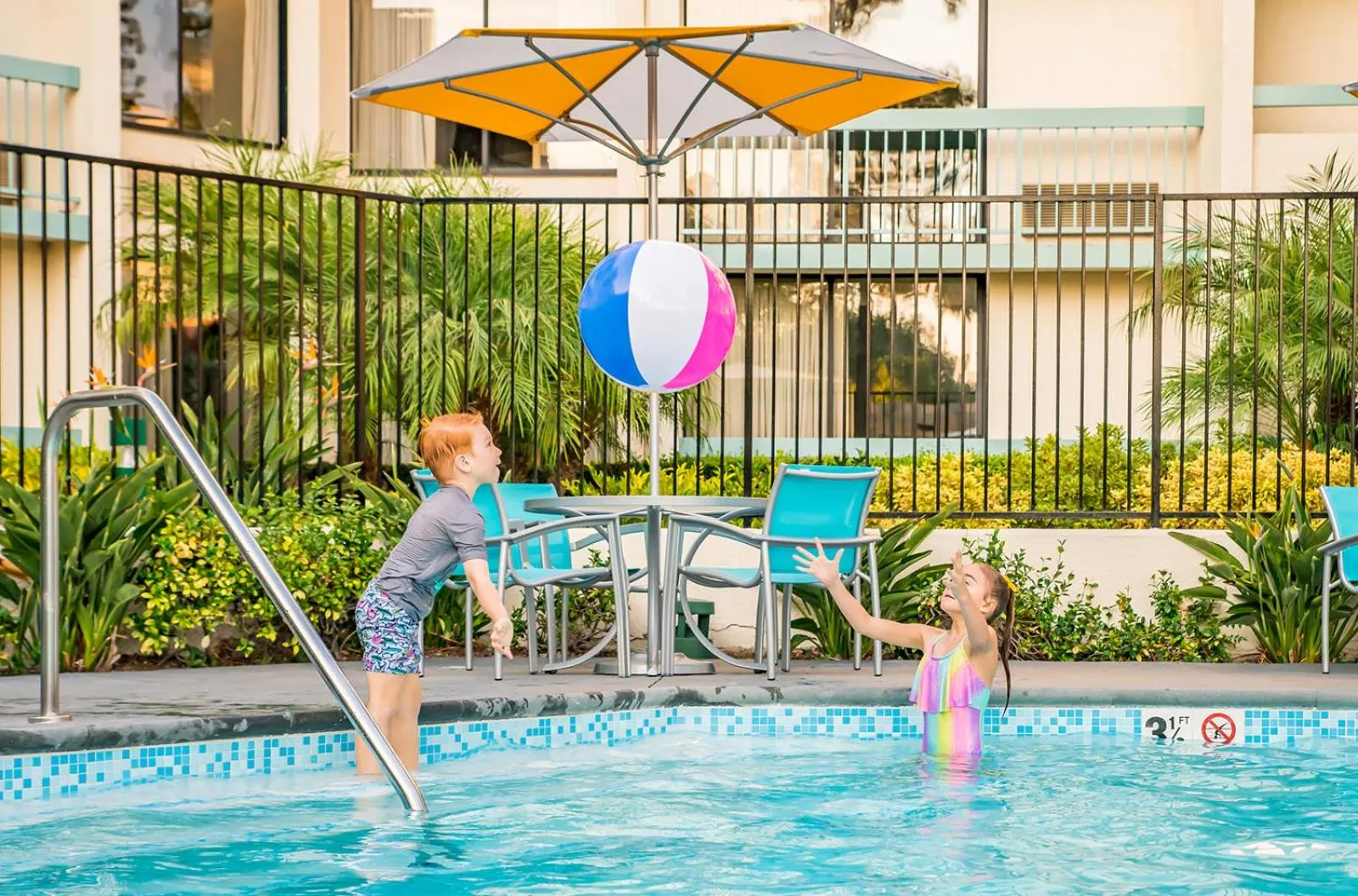 Swimming pool in Howard Johnson by Wyndham Anaheim Hotel and Water Playground