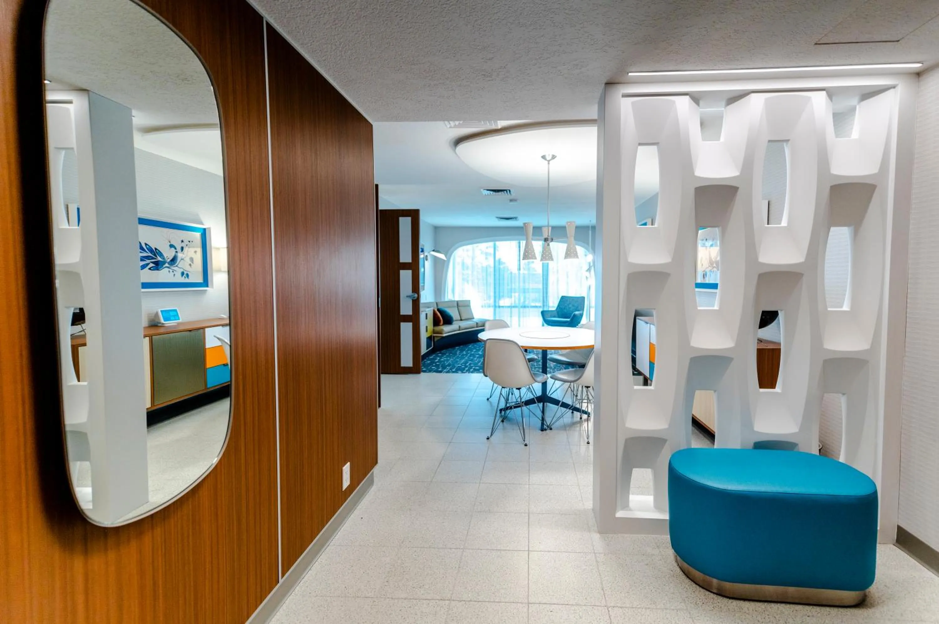 TV and multimedia in Howard Johnson by Wyndham Anaheim Hotel and Water Playground