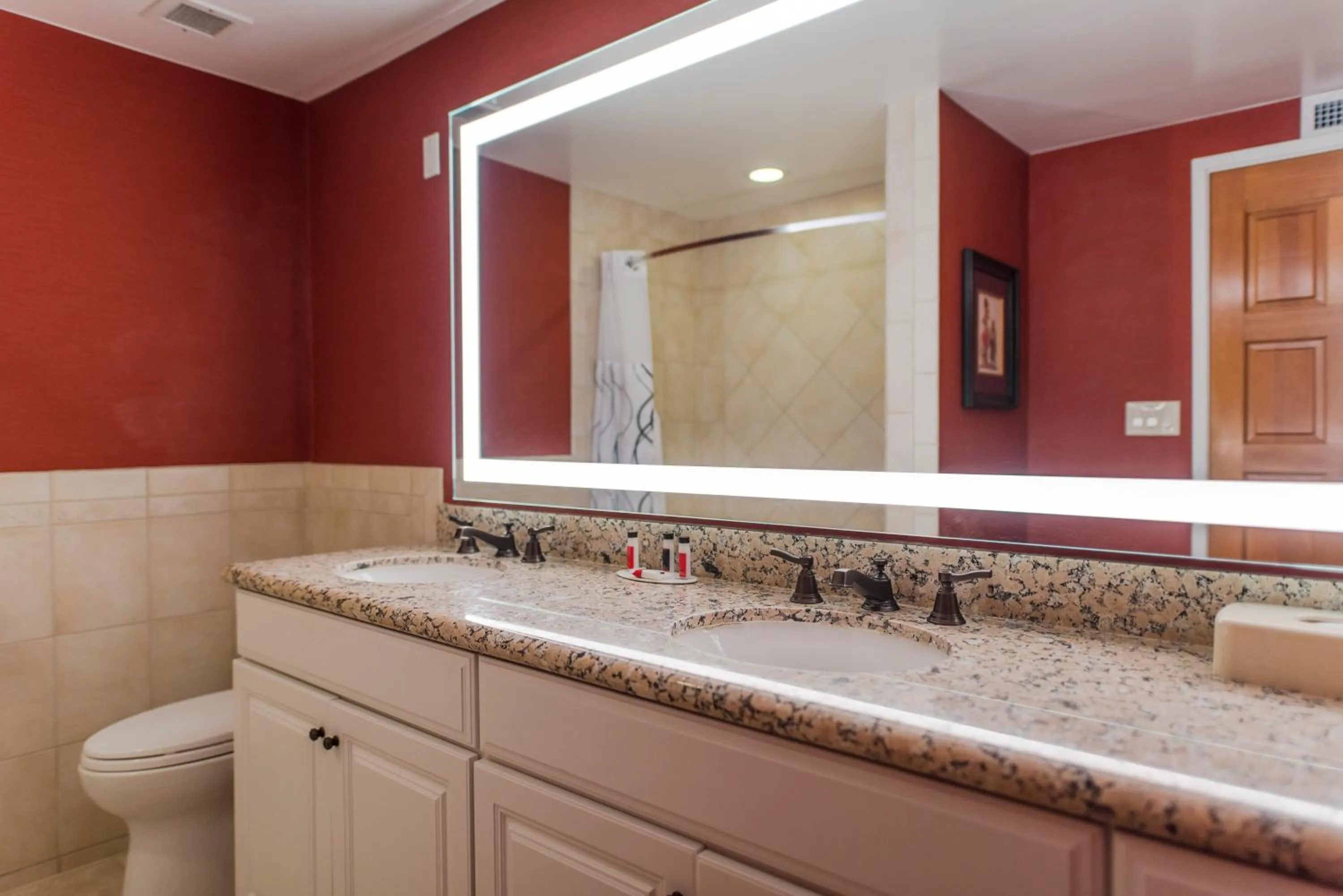 Shower in Howard Johnson by Wyndham Anaheim Hotel and Water Playground