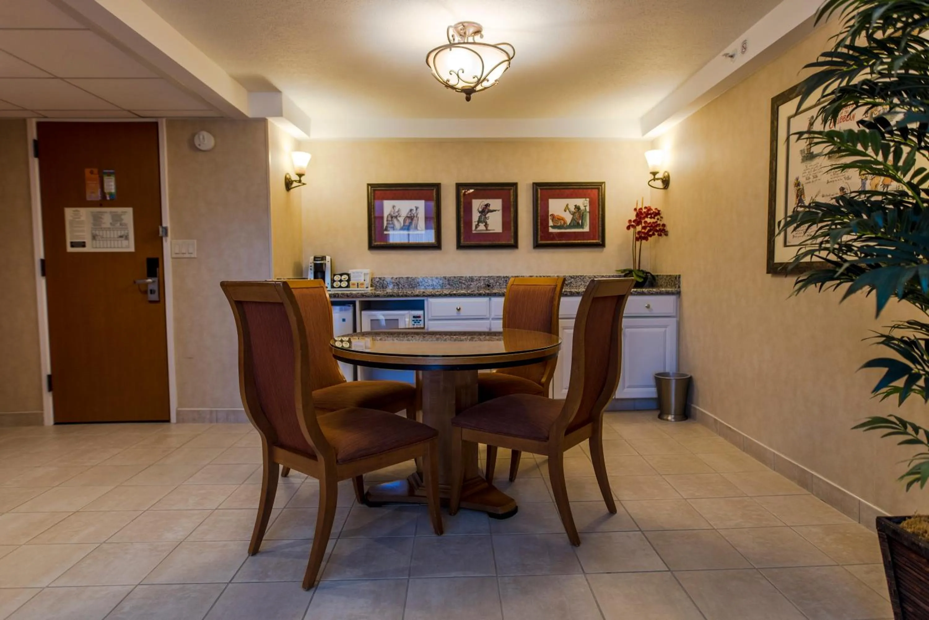 Seating area in Howard Johnson by Wyndham Anaheim Hotel and Water Playground