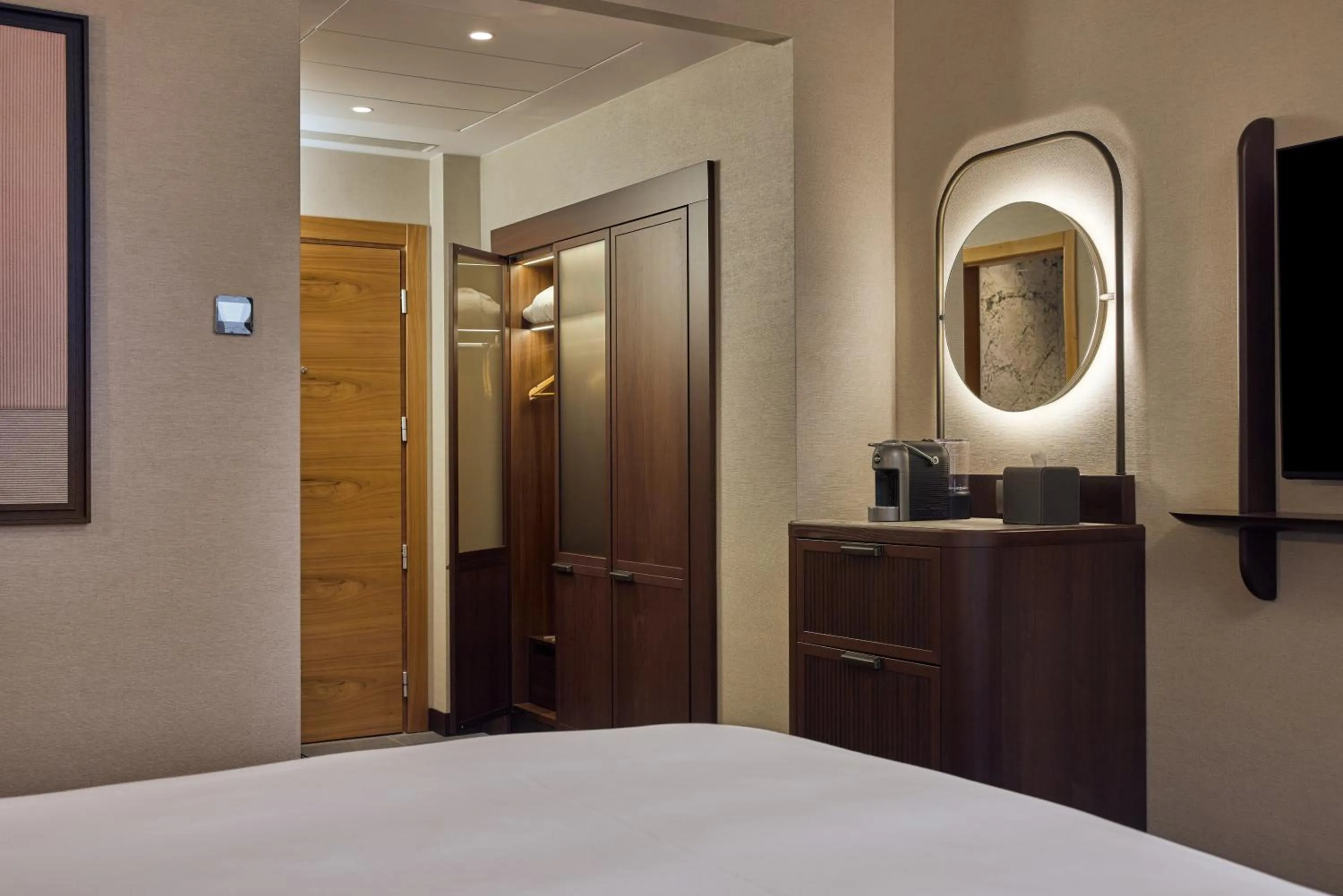 wardrobe, Bed in Hilton Milan