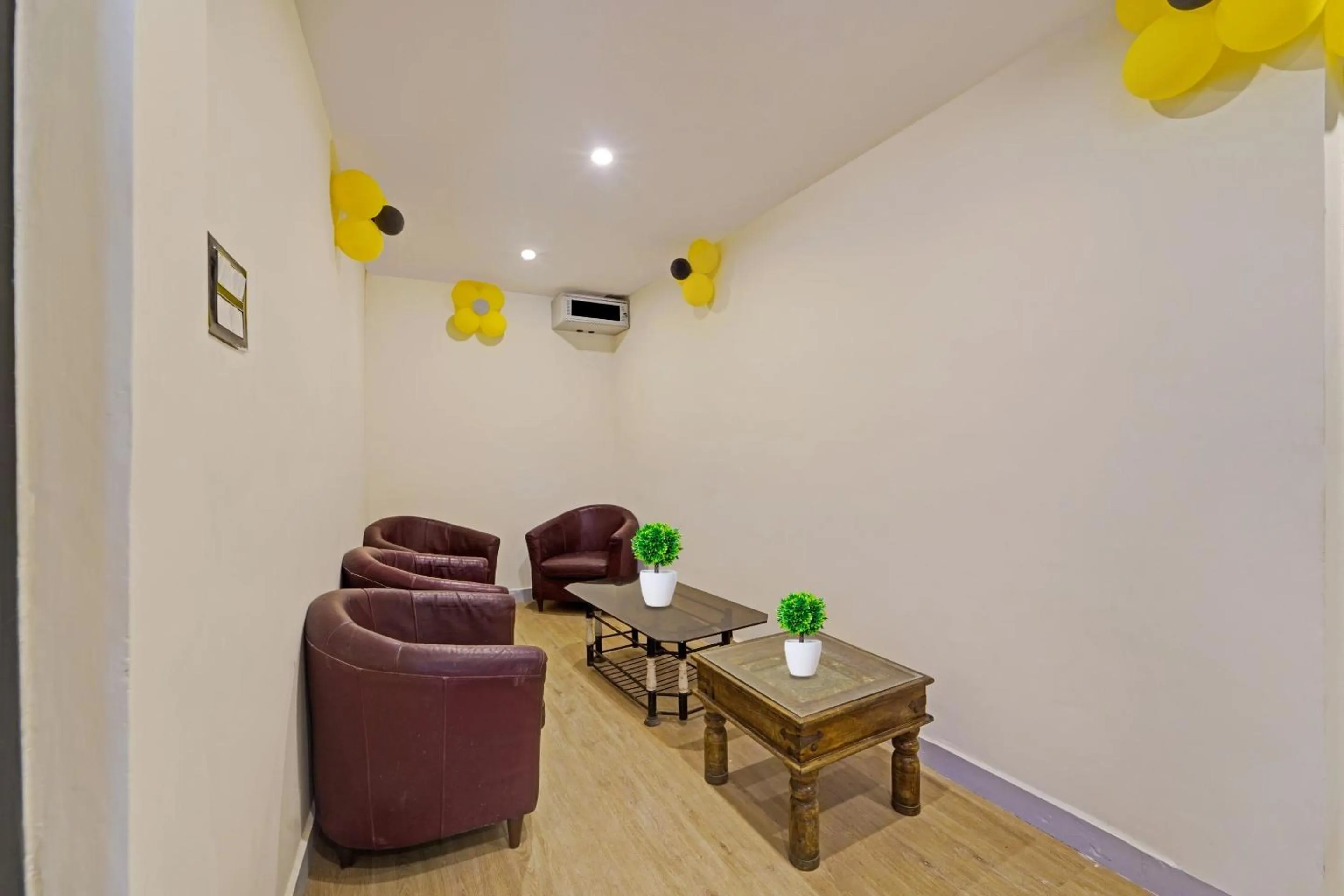 Lobby or reception in Townhouse Fantasea Hotels Near OMR