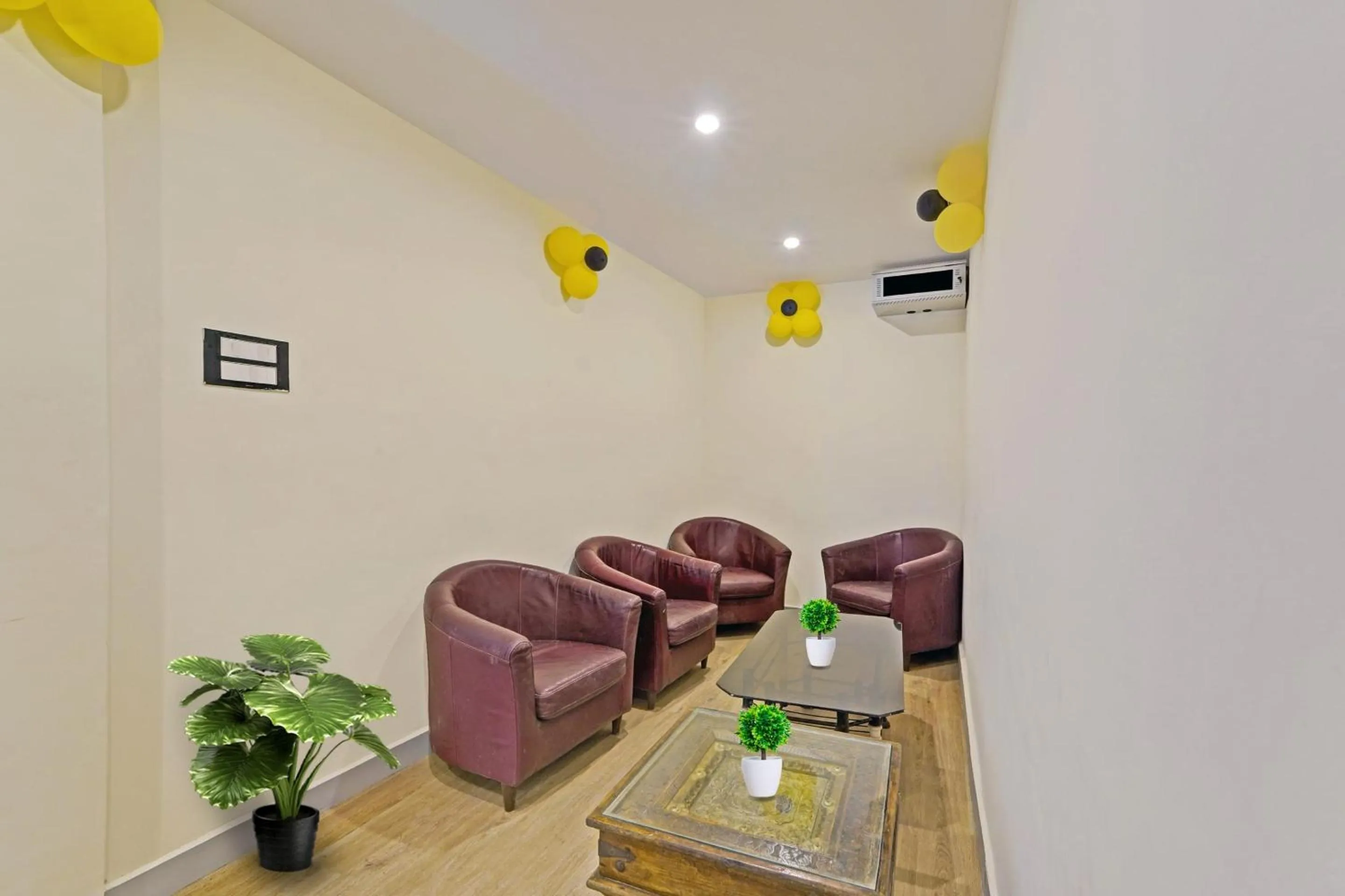 Lobby or reception in Townhouse Fantasea Hotels Near OMR