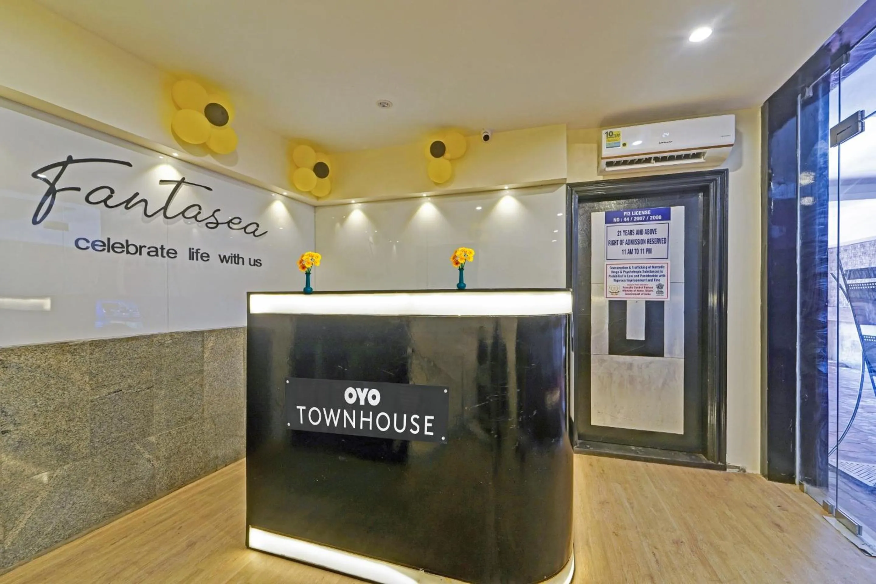 Lobby or reception in Townhouse Fantasea Hotels Near OMR