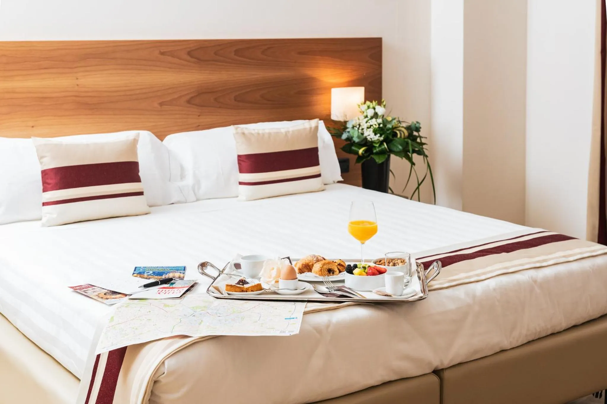 Continental breakfast, Bed in Hotel Royal Falcone