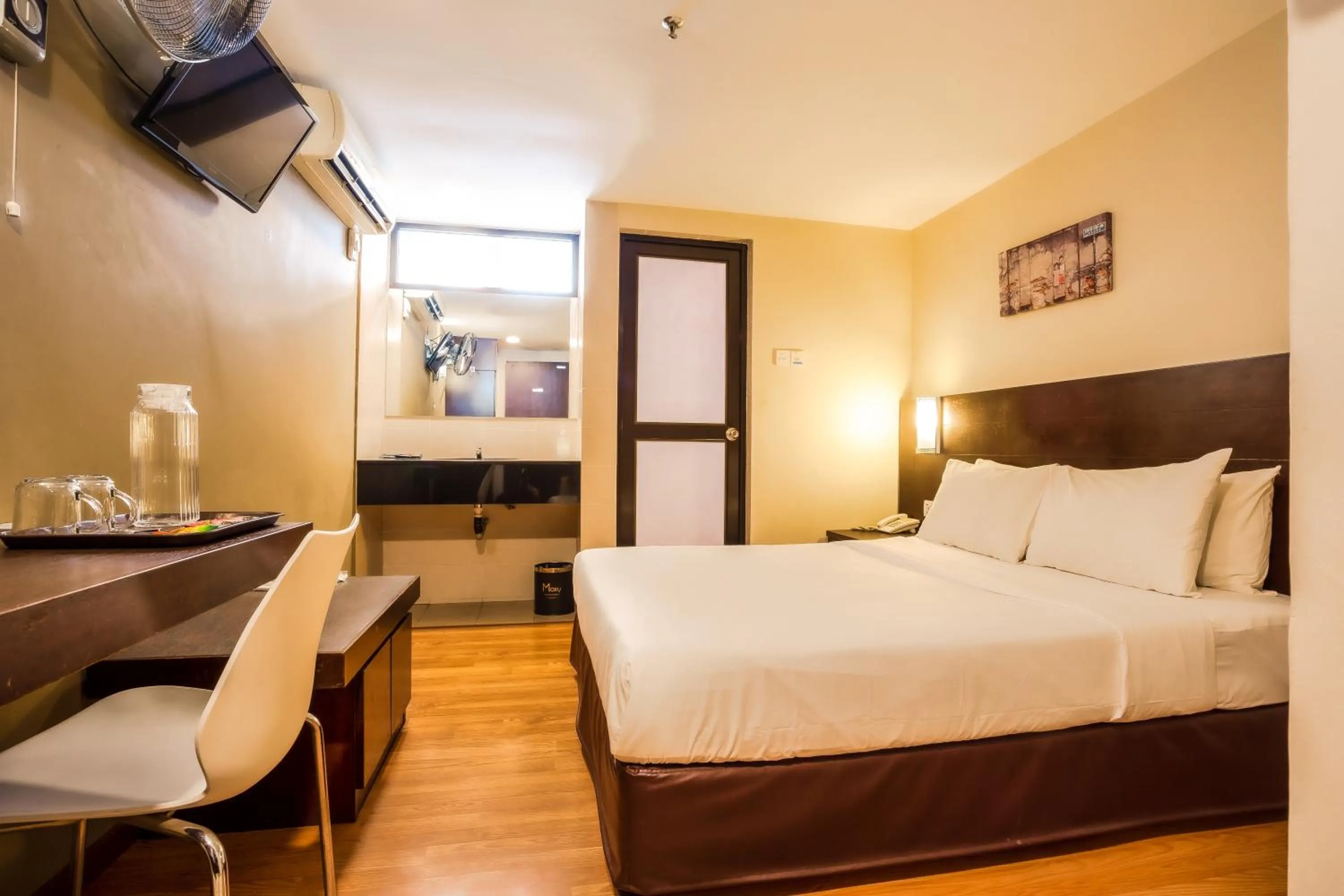 Bed in PP Hotel by Moxy