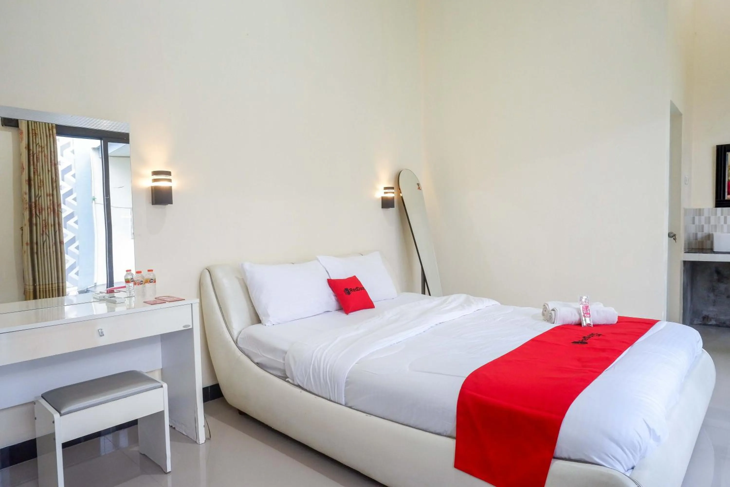 Bedroom, Bed in RedDoorz Syariah near Pasar Godong Grobogan