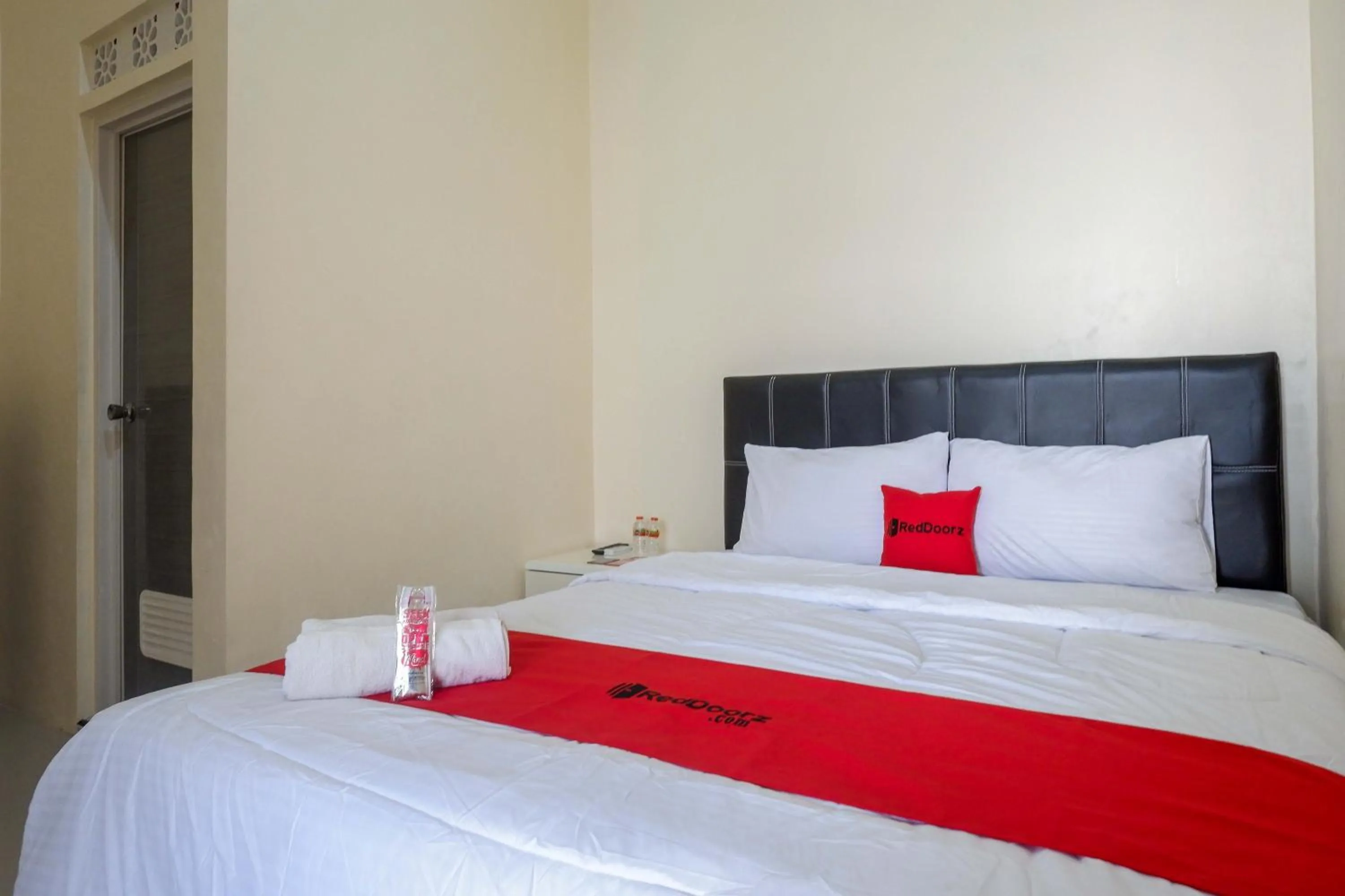 Bedroom, Bed in RedDoorz Syariah near Pasar Godong Grobogan