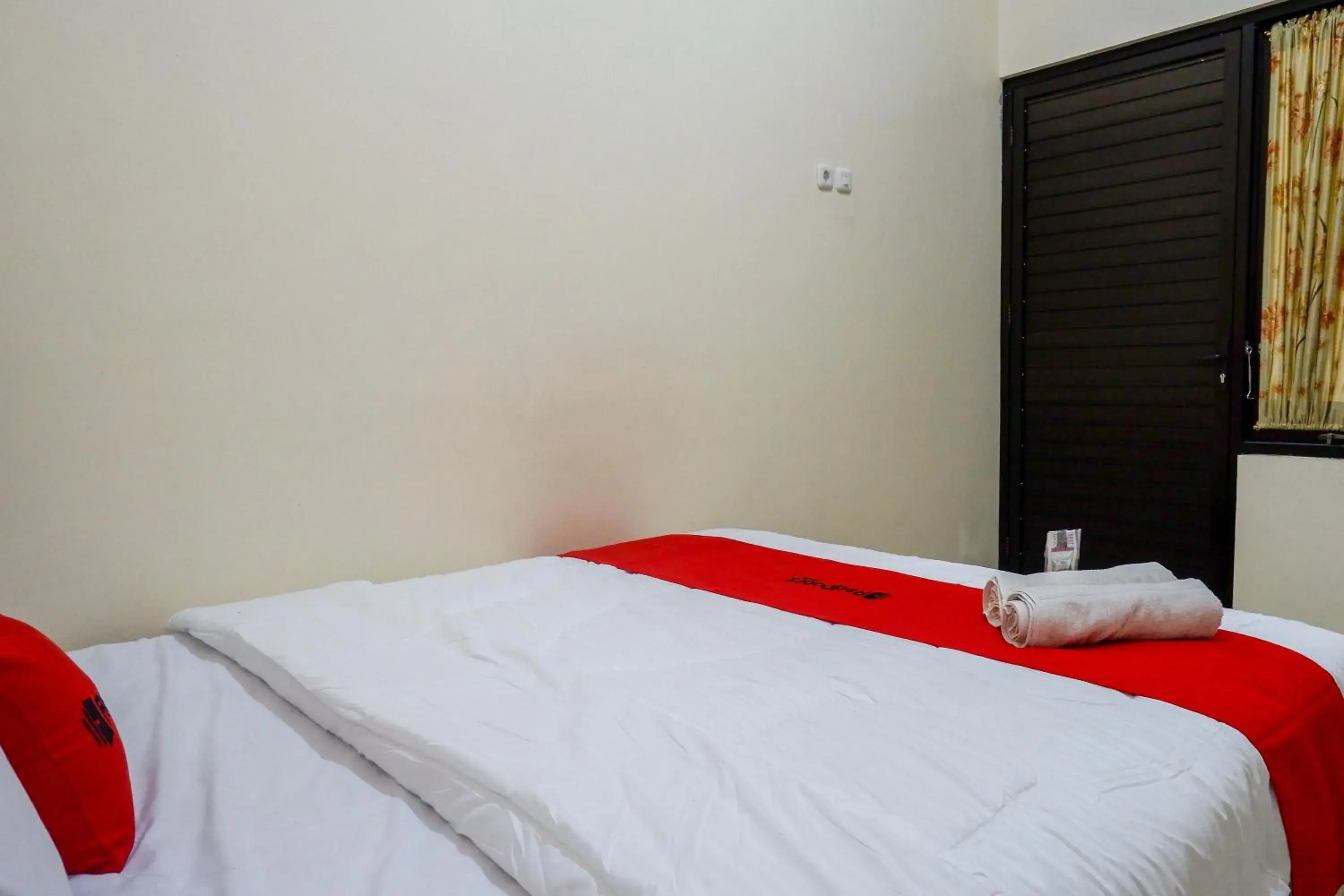 Bedroom, Bed in RedDoorz Syariah near Pasar Godong Grobogan Bedroom, Bed in RedDoorz Syariah near Pasar Godong Grobogan
