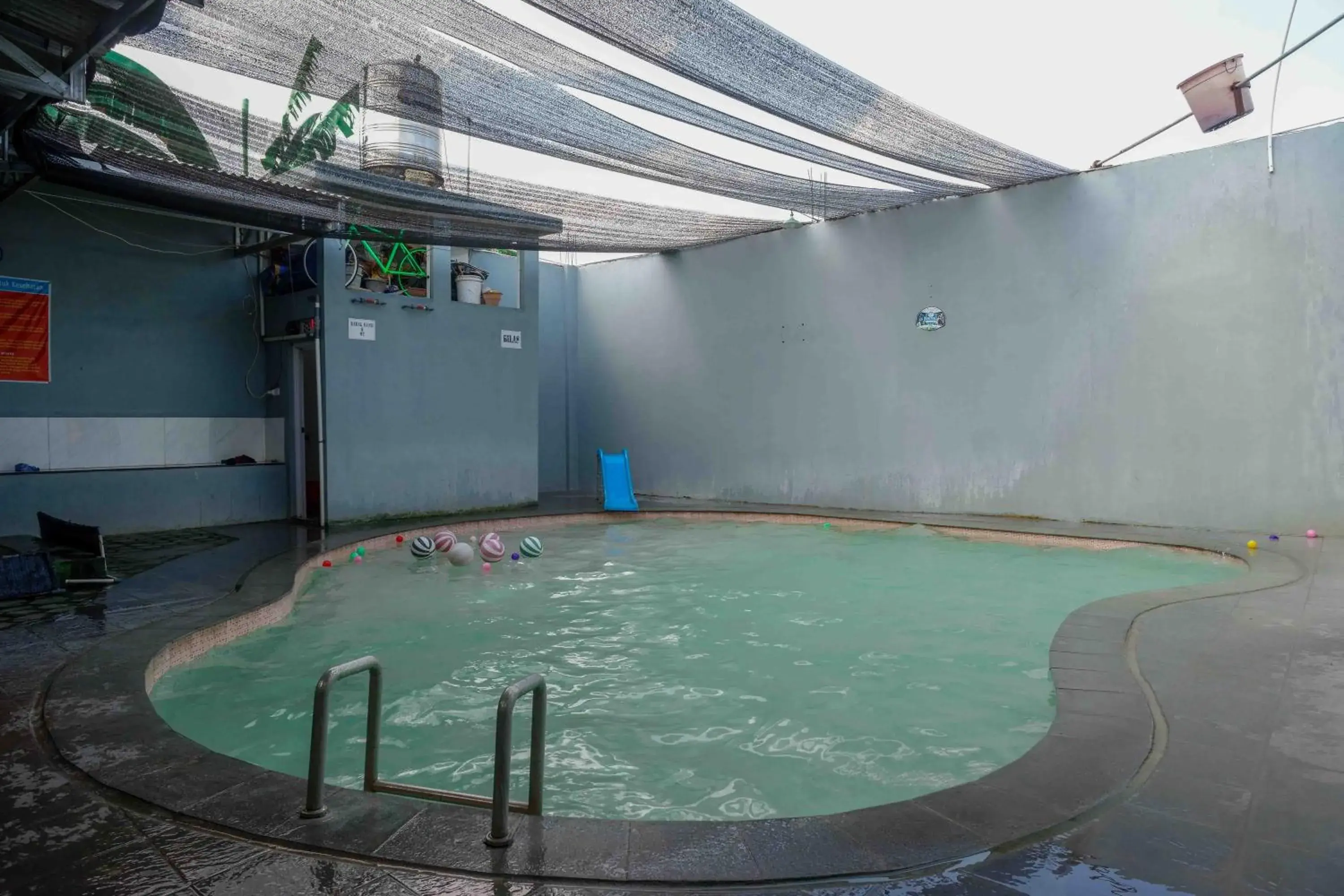 Swimming pool in RedDoorz Syariah near Pasar Godong Grobogan Swimming pool in RedDoorz Syariah near Pasar Godong Grobogan